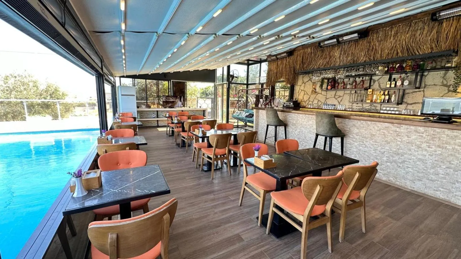 Restaurant/places to eat in Aden Boutique Otel