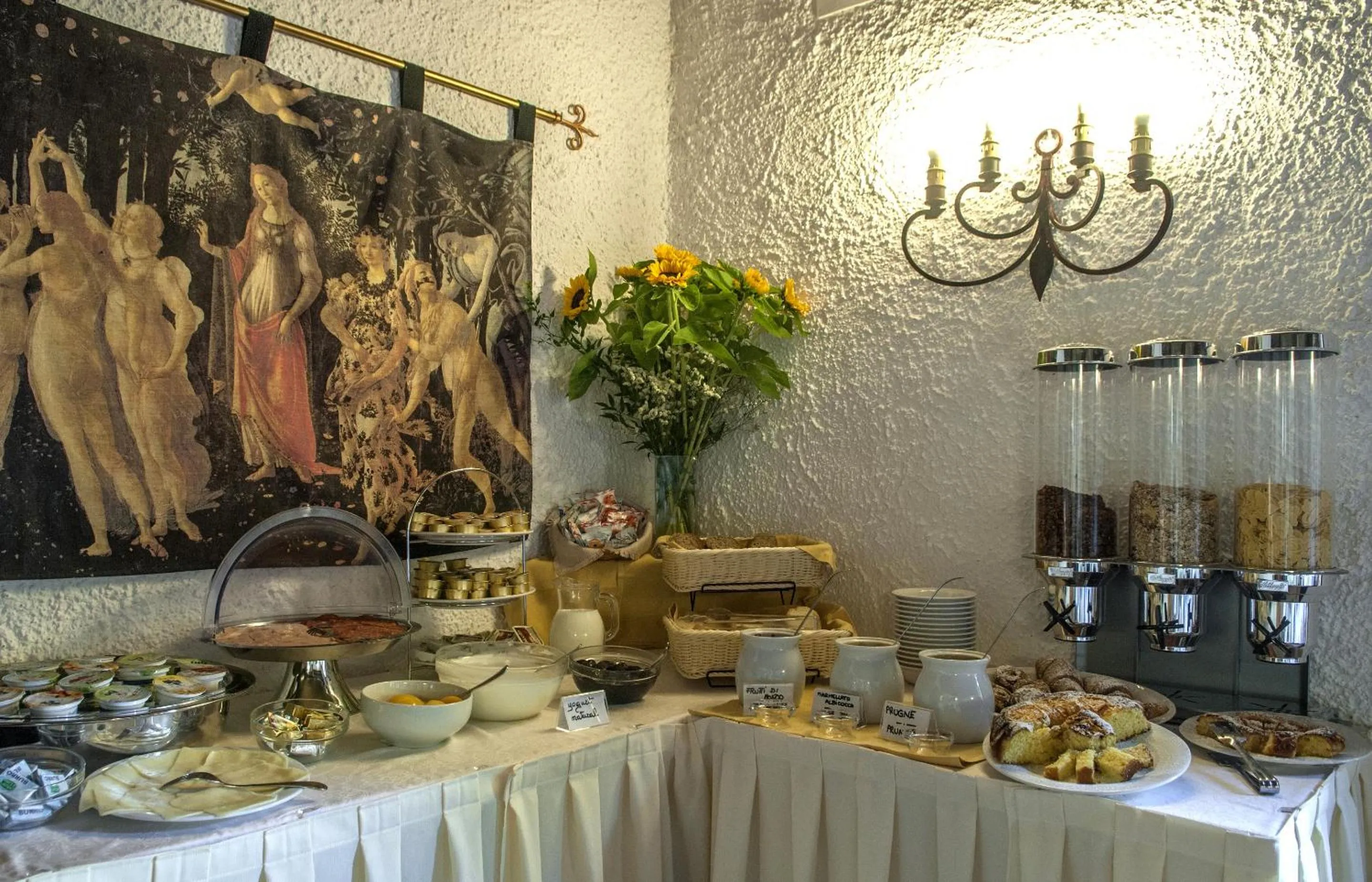 Buffet breakfast in Hotel Colle Etrusco Salivolpi