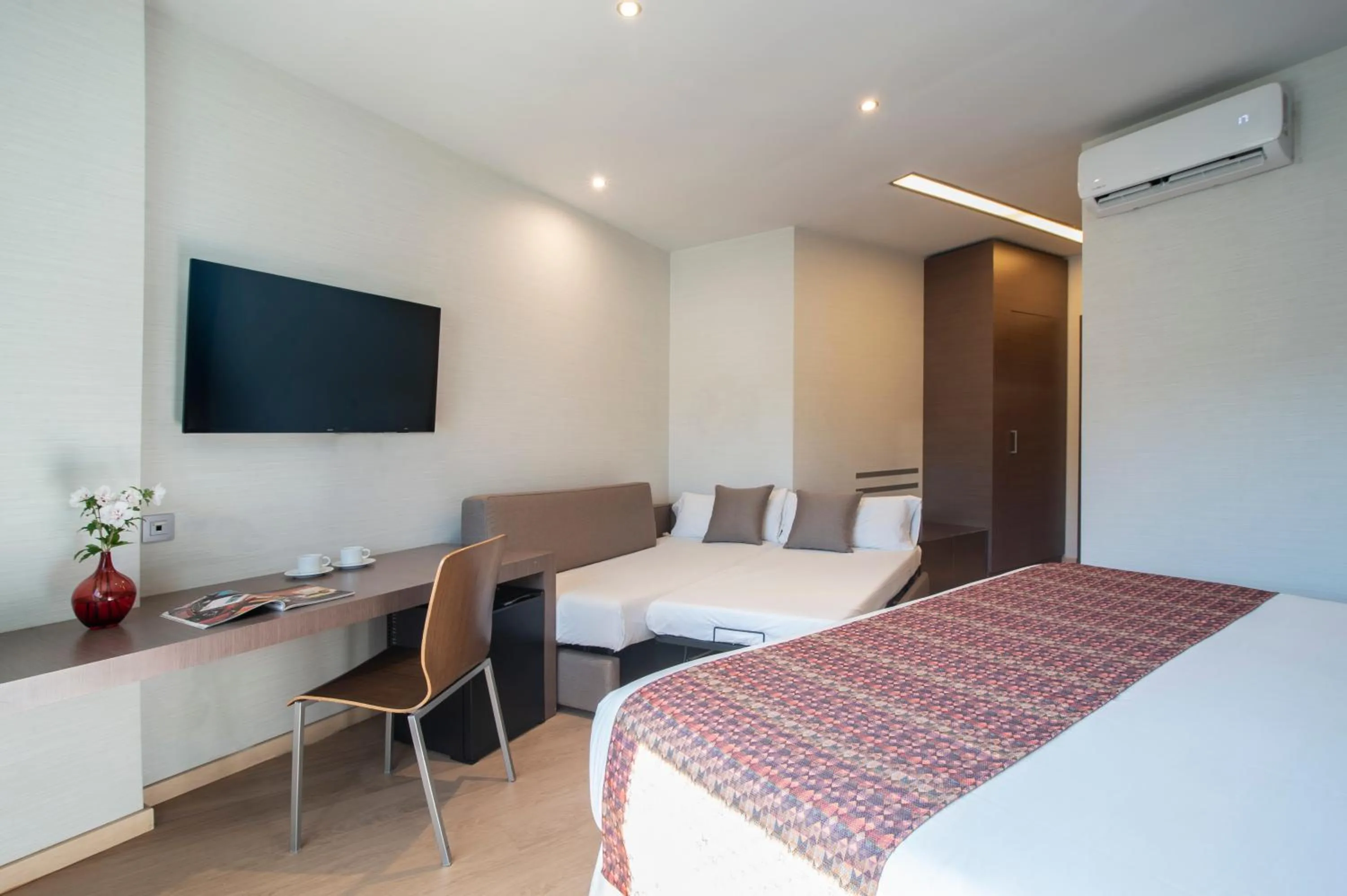 Photo of the whole room, Bed in Allegro Granada