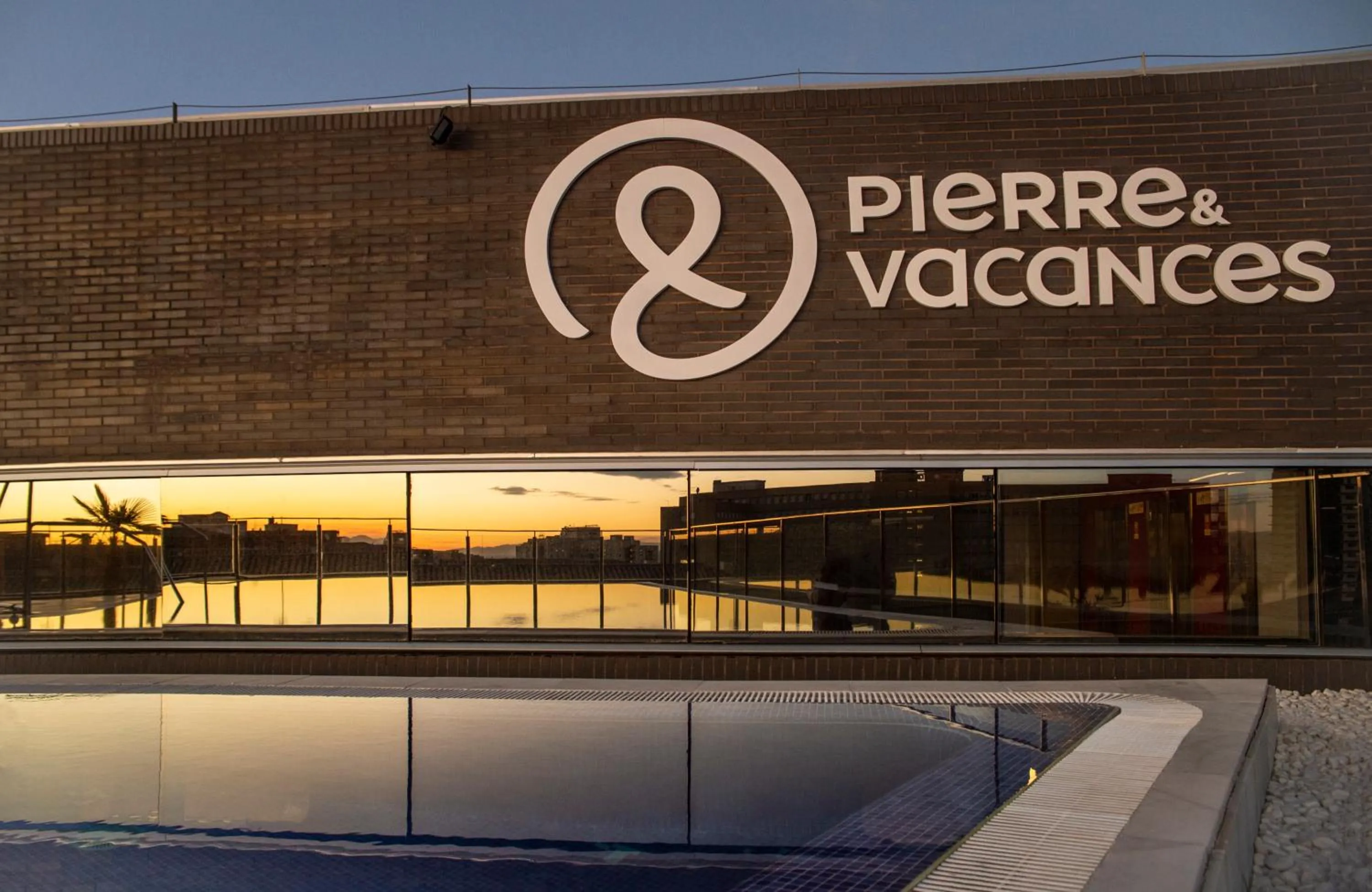 Swimming pool in Allegro Granada