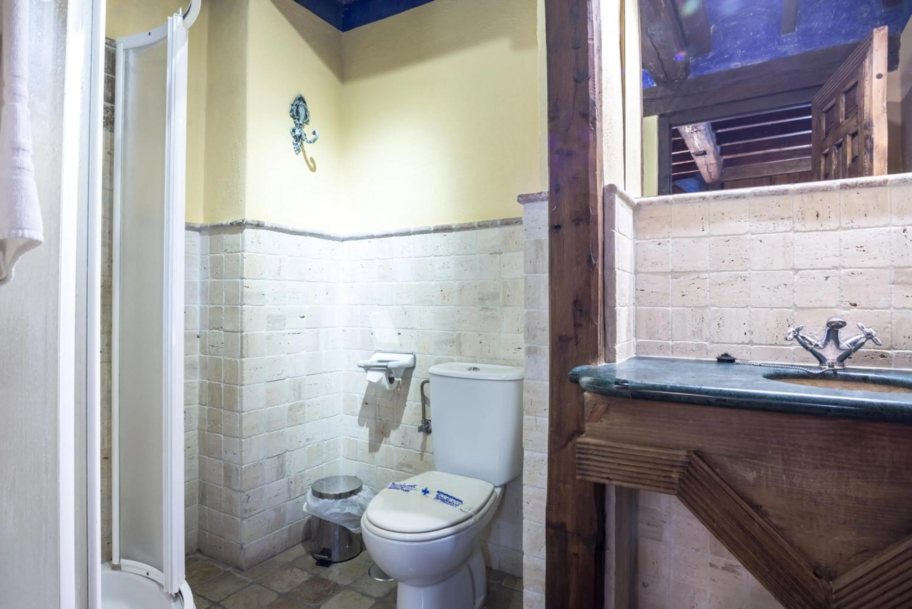 Bathroom in Hotel América