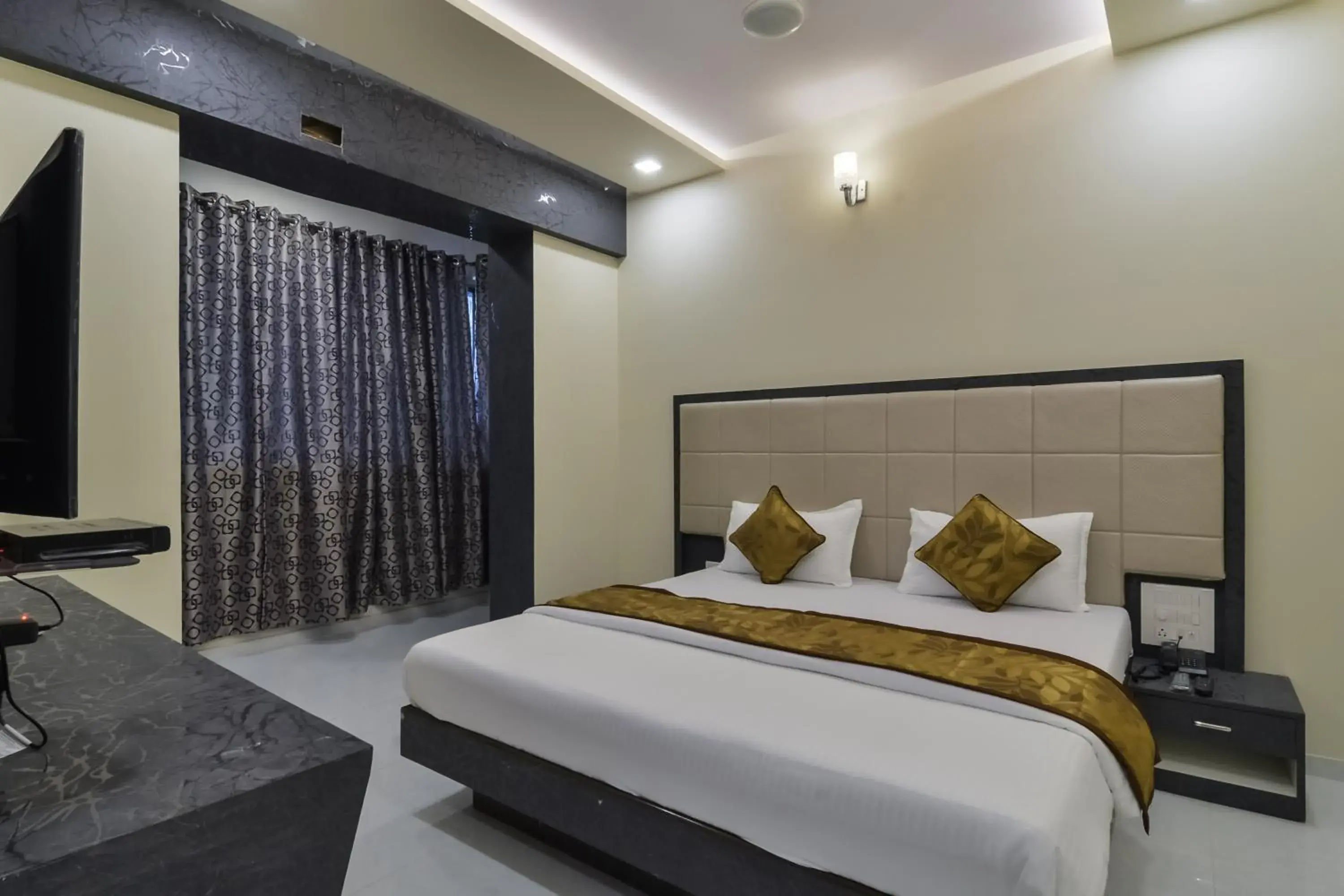 Superior Double Room - single occupancy in Hotel Aroma- Dadar Superior Double Room - single occupancy in Hotel Aroma- Dadar