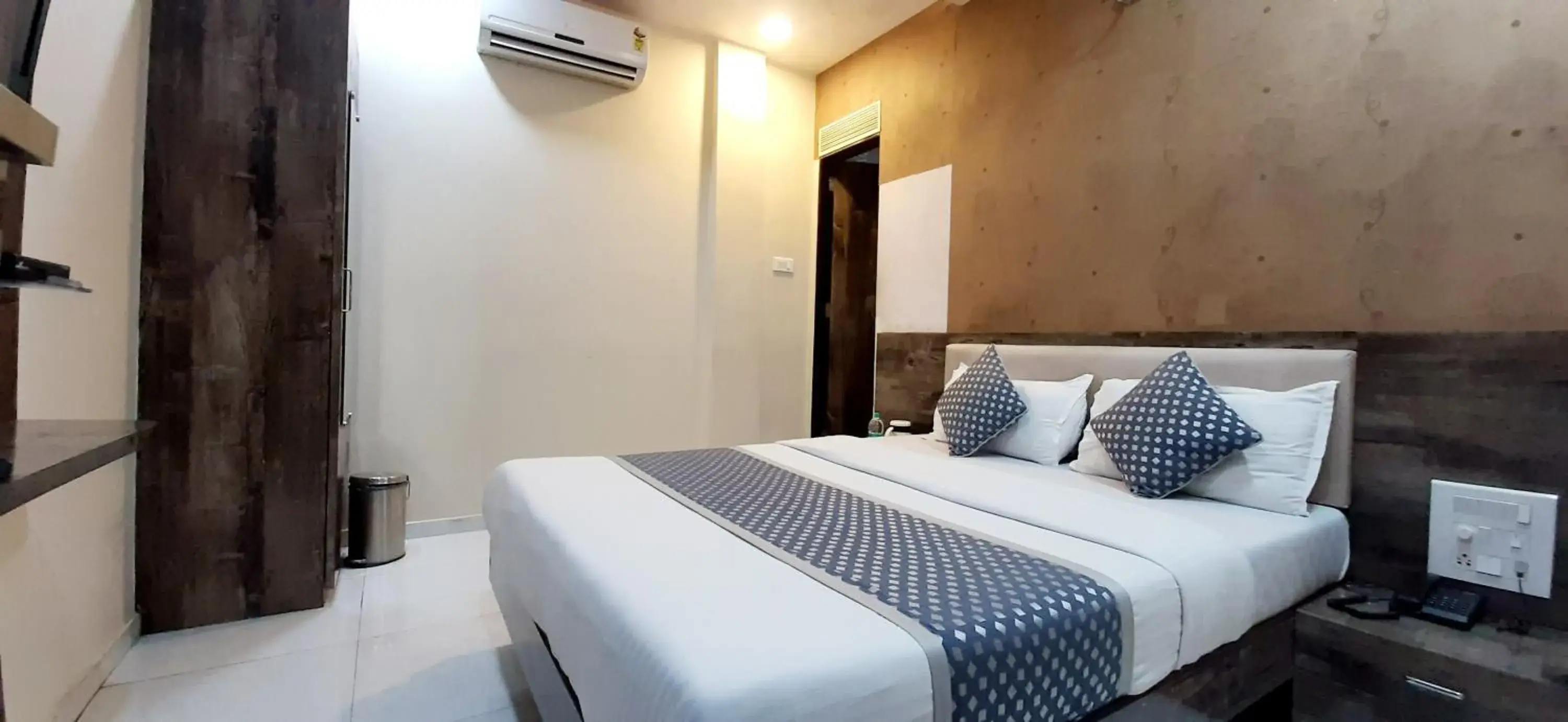 Deluxe Double Room - single occupancy in Hotel Aroma- Dadar Deluxe Double Room - single occupancy in Hotel Aroma- Dadar
