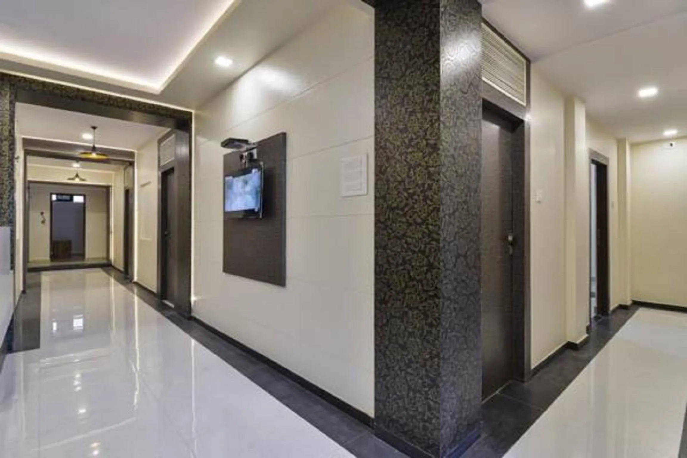 Restaurant/places to eat in Hotel Aroma- Dadar