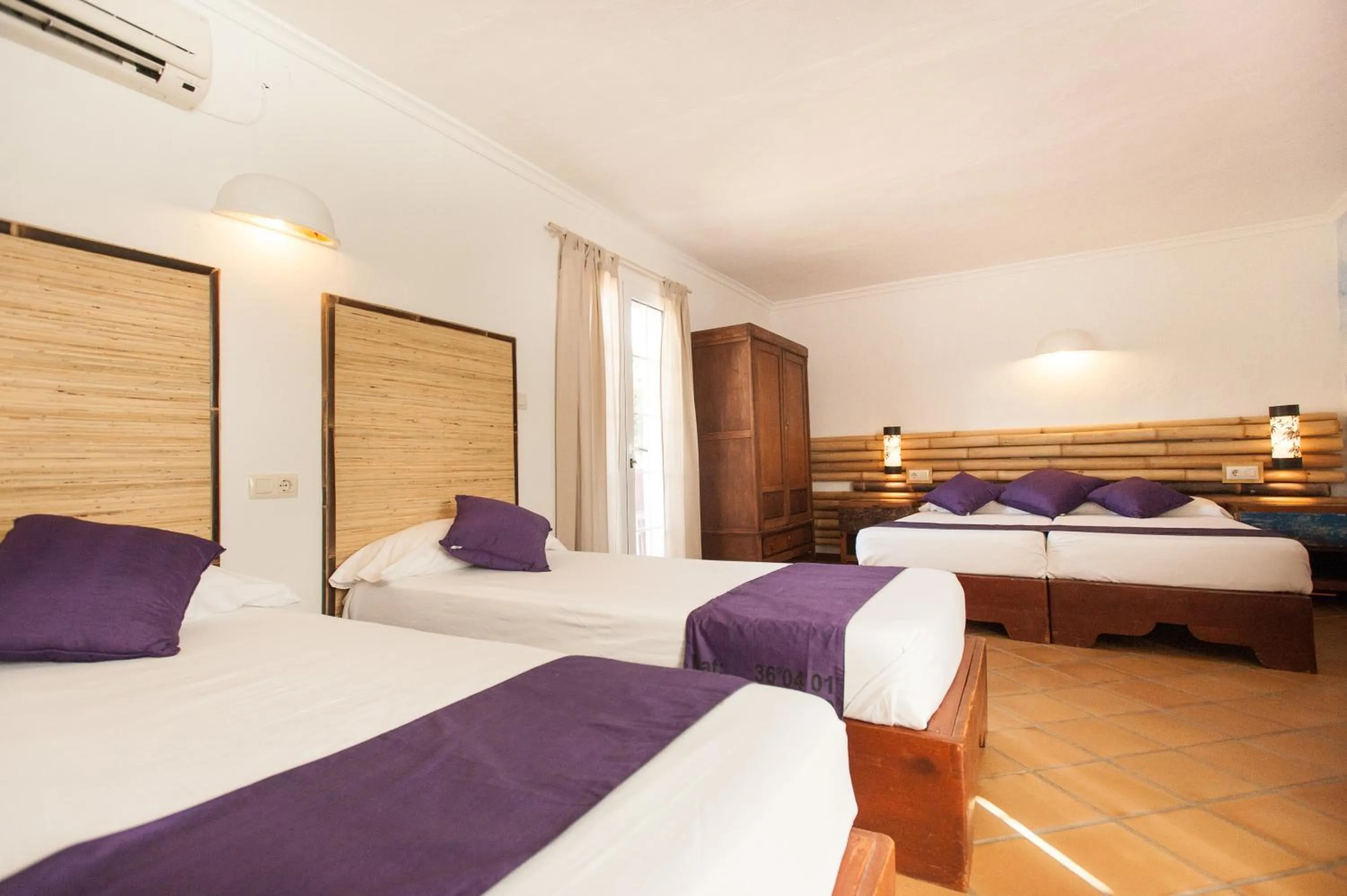 Photo of the whole room, Bed in 100% Fun