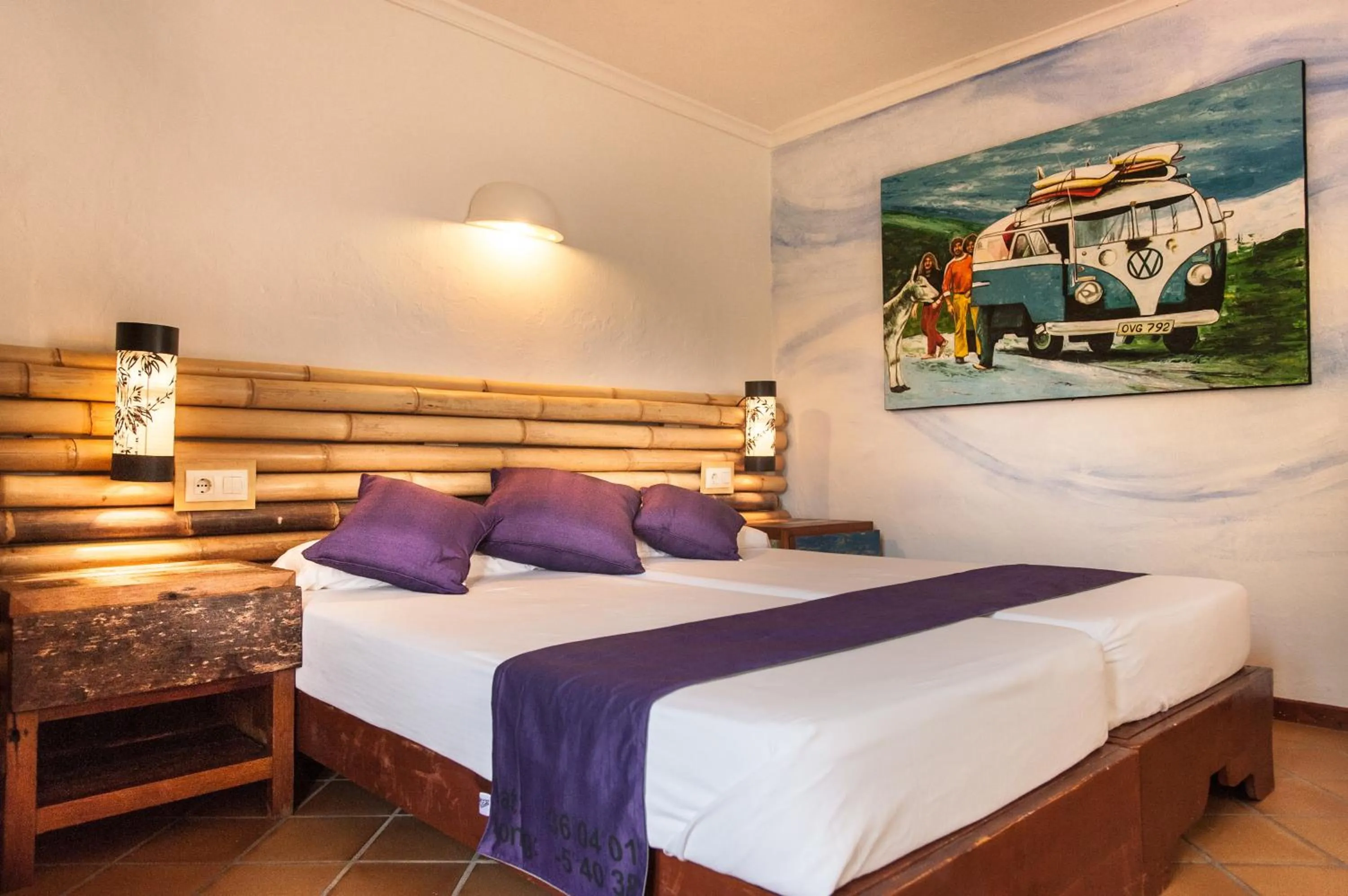 Photo of the whole room, Bed in 100% Fun