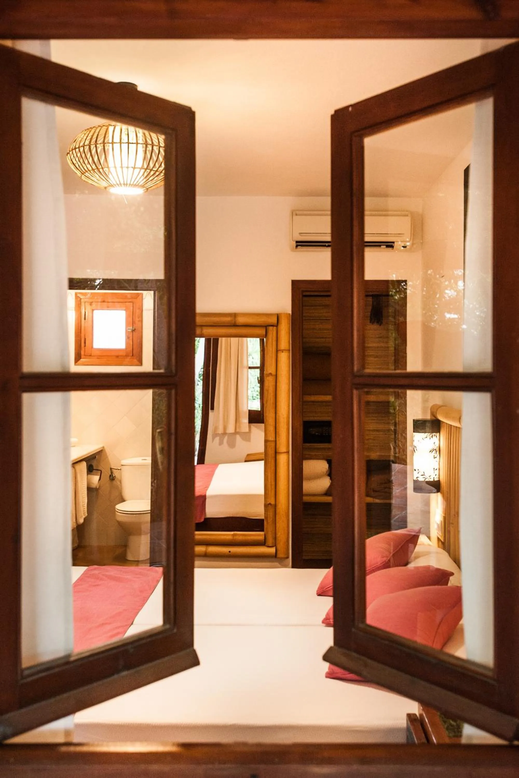 Photo of the whole room, Bed in 100% Fun