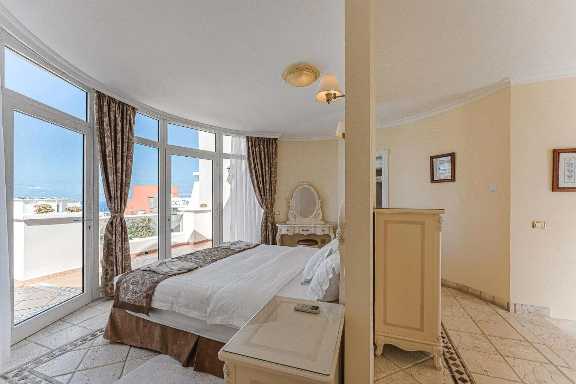 Bed in Flamingo Suites Boutique Hotel