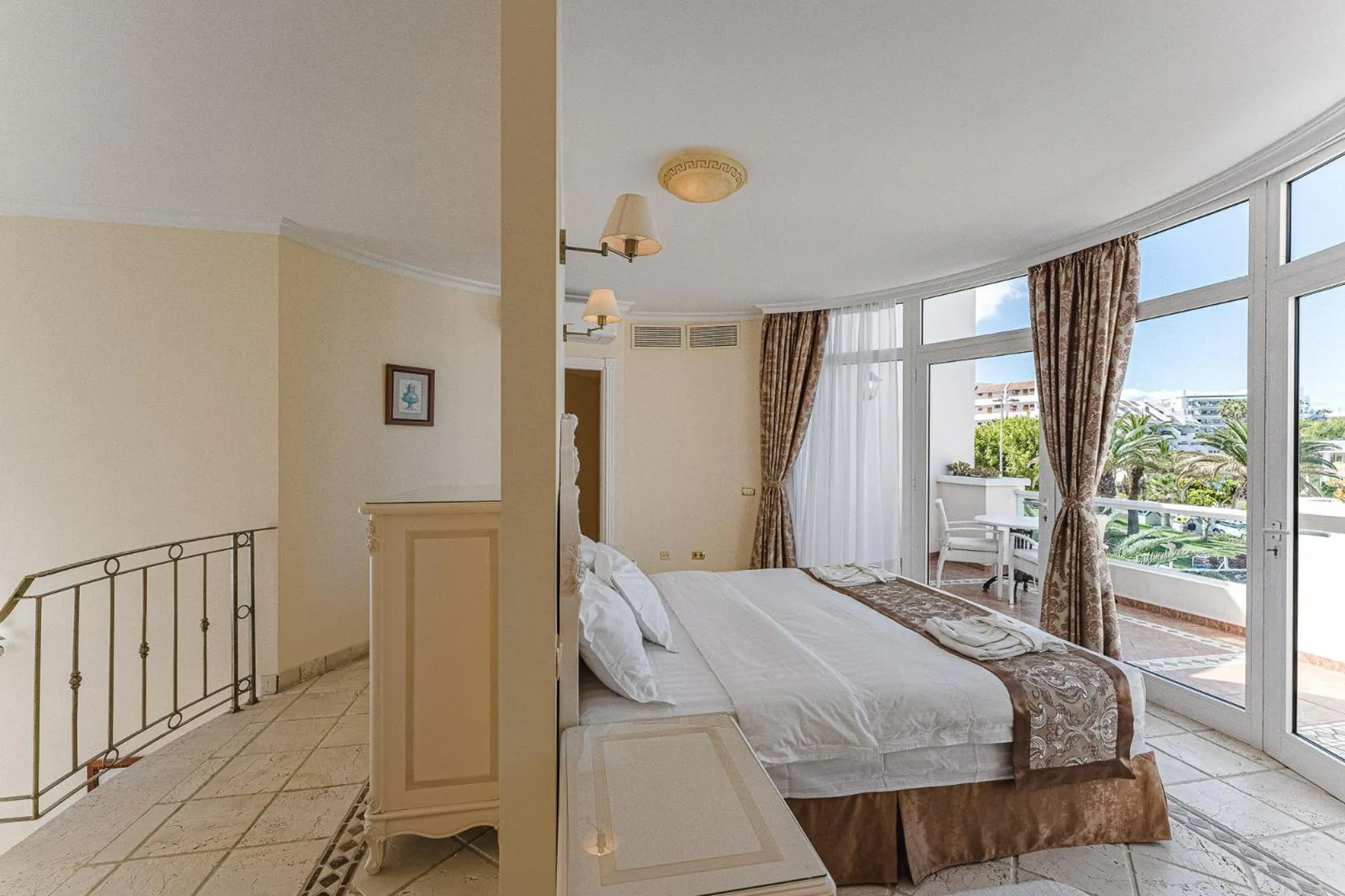 Balcony/Terrace, Bed in Flamingo Suites Boutique Hotel