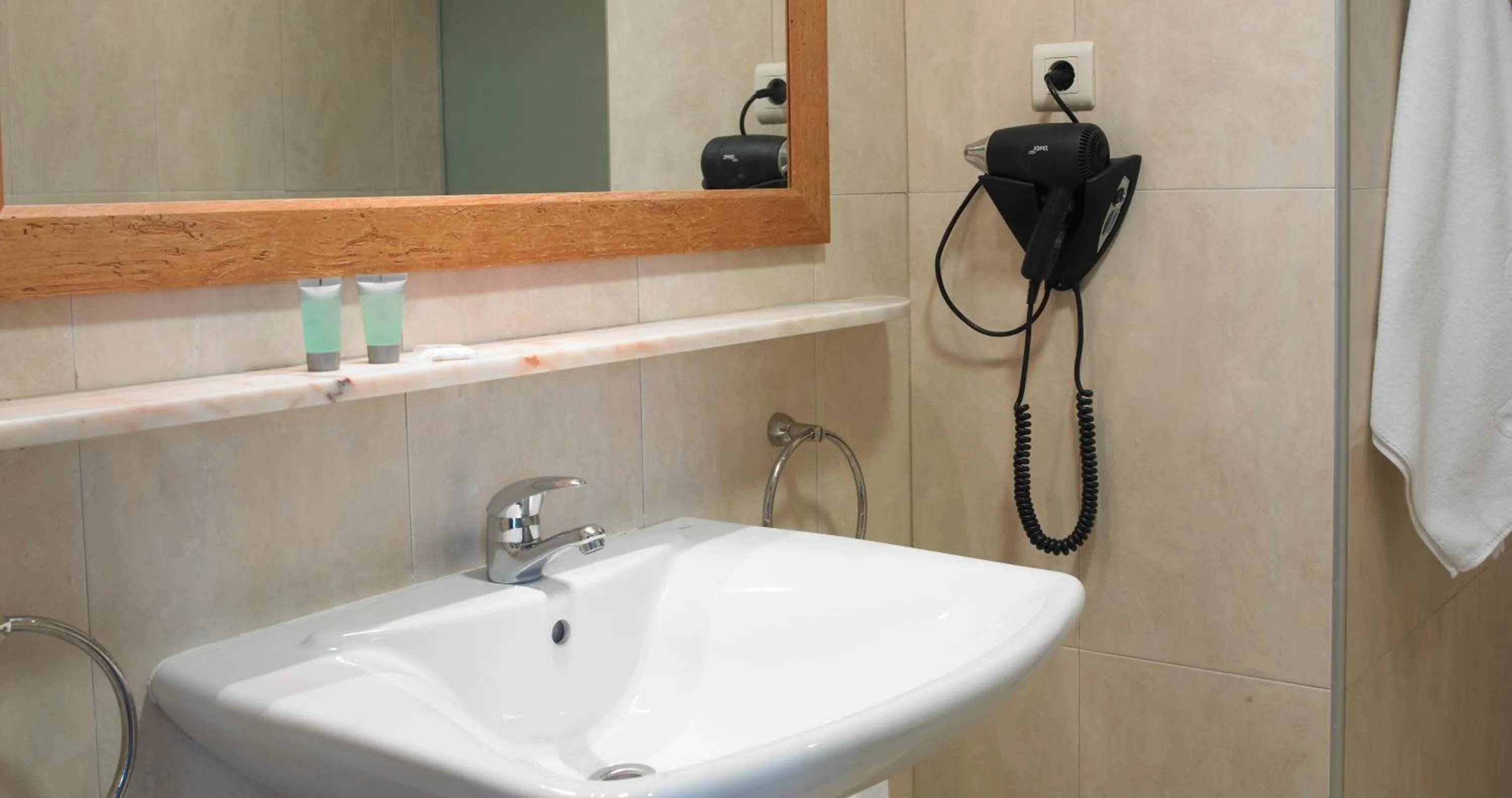 Bathroom in Hotel Apartamentos Londres La Manga