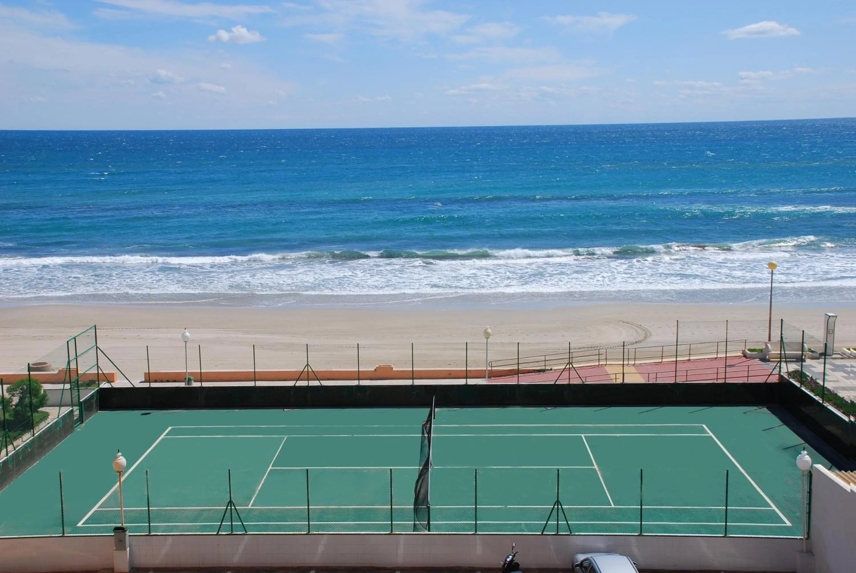 Tennis court in Hotel Apartamentos Londres La Manga