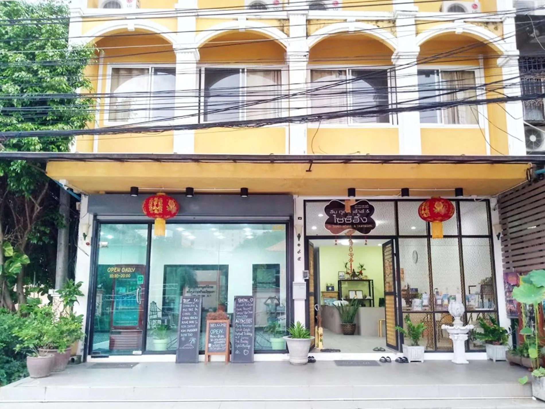 Facade/entrance in In Phuket House
