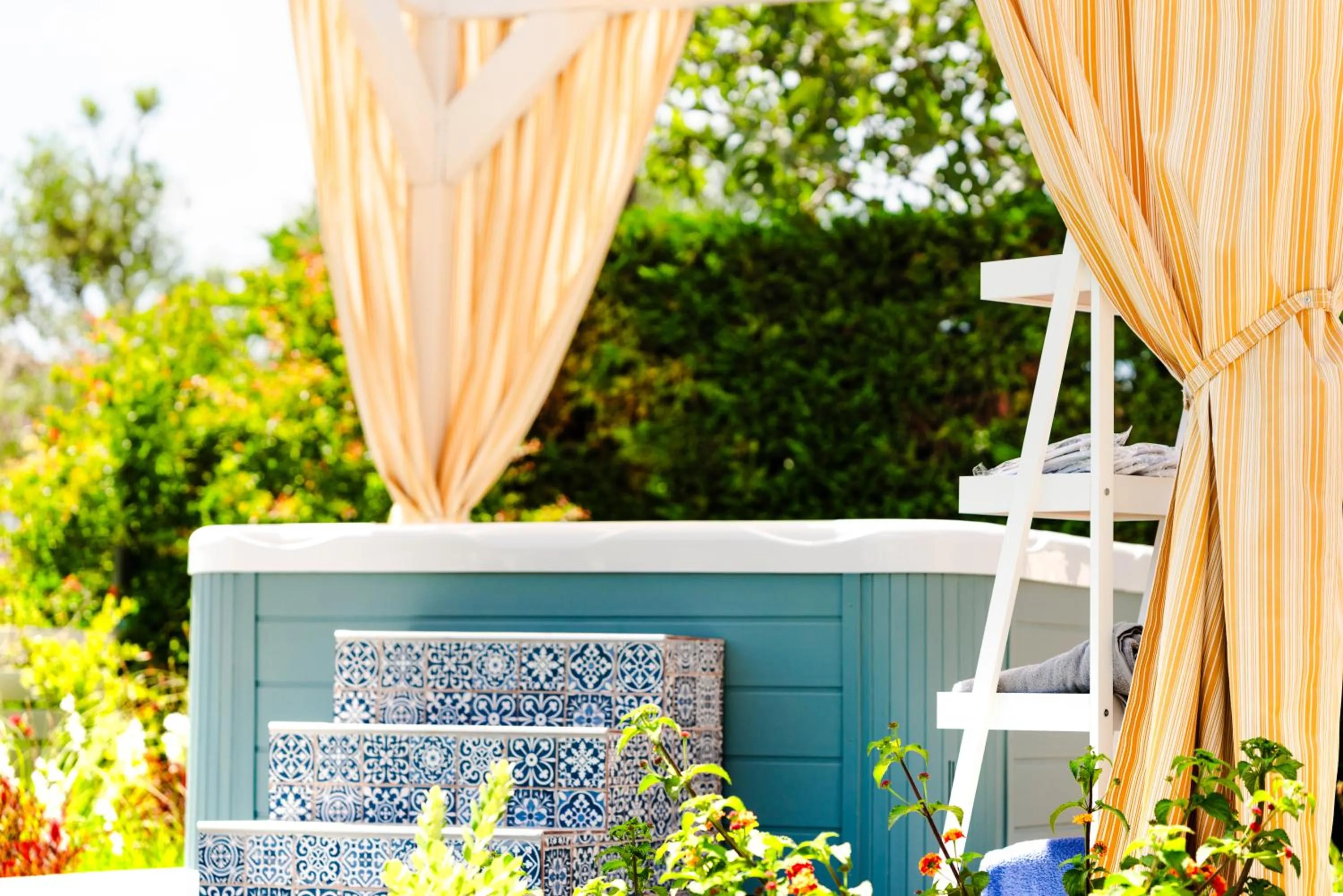 Hot Tub in Memories Apartments