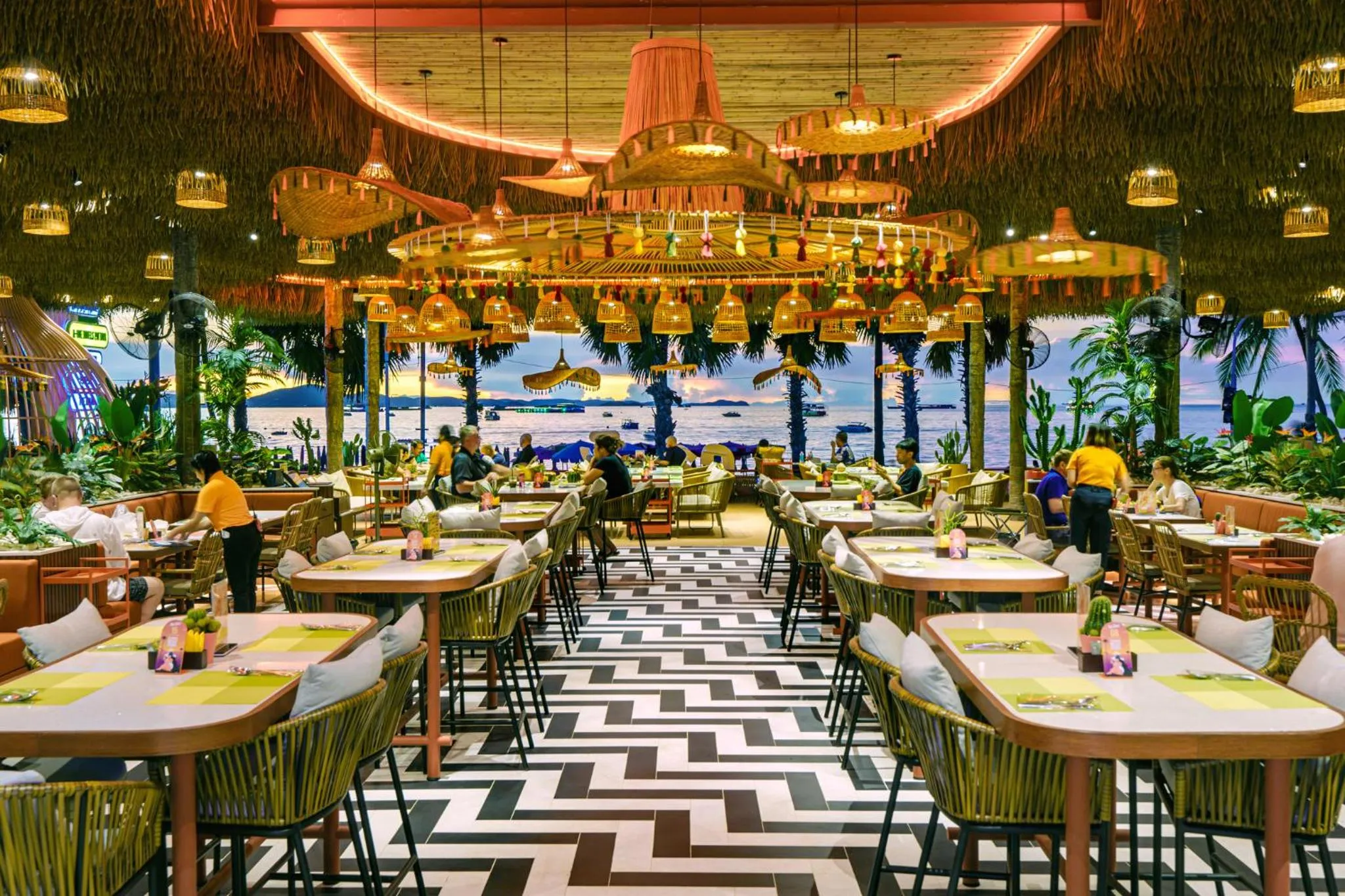 Restaurant/places to eat in A-One The Royal Cruise Hotel Pattaya - SHA Extra Plus