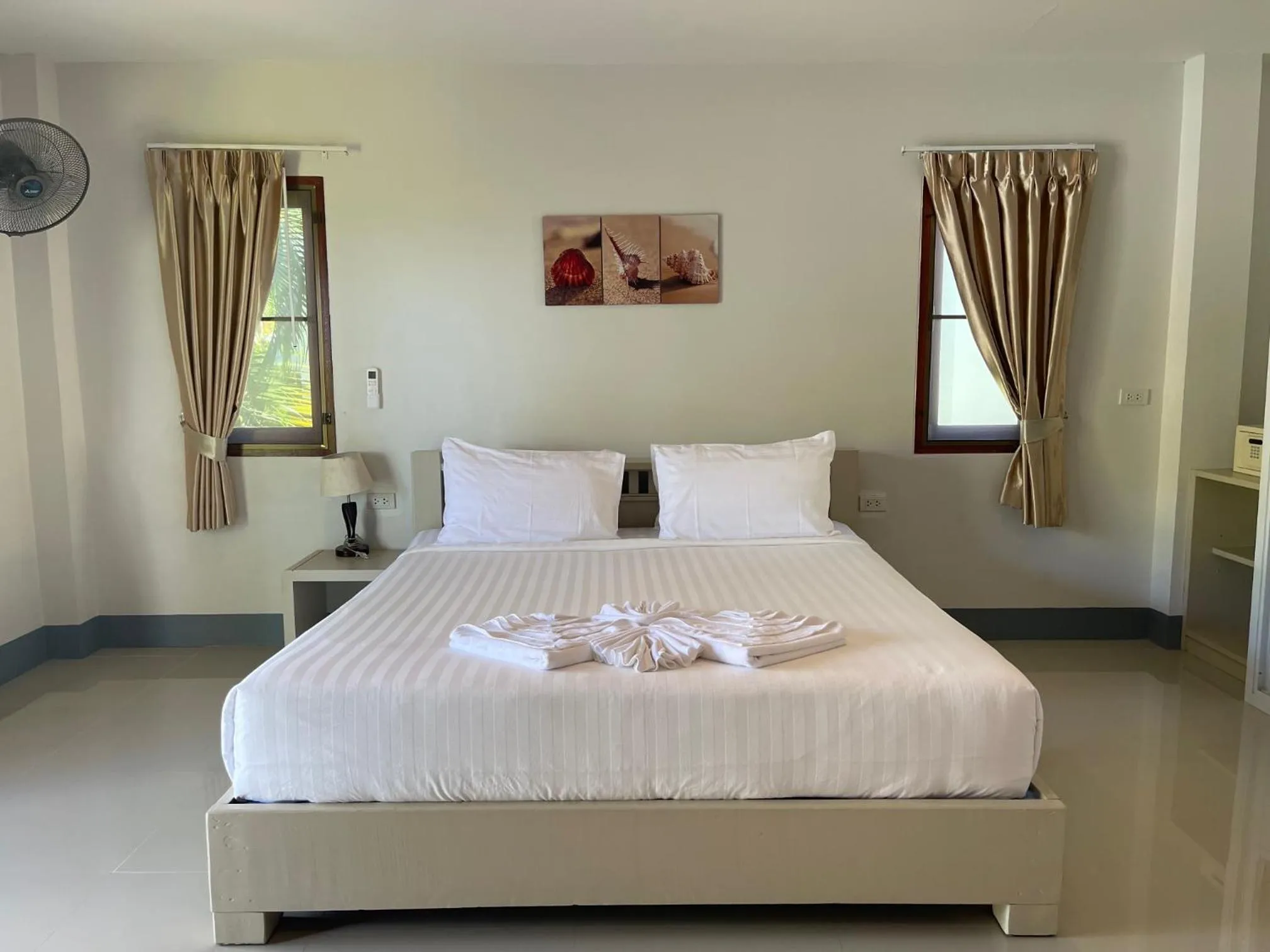 Bedroom, Bed in Breeze Bay Villa