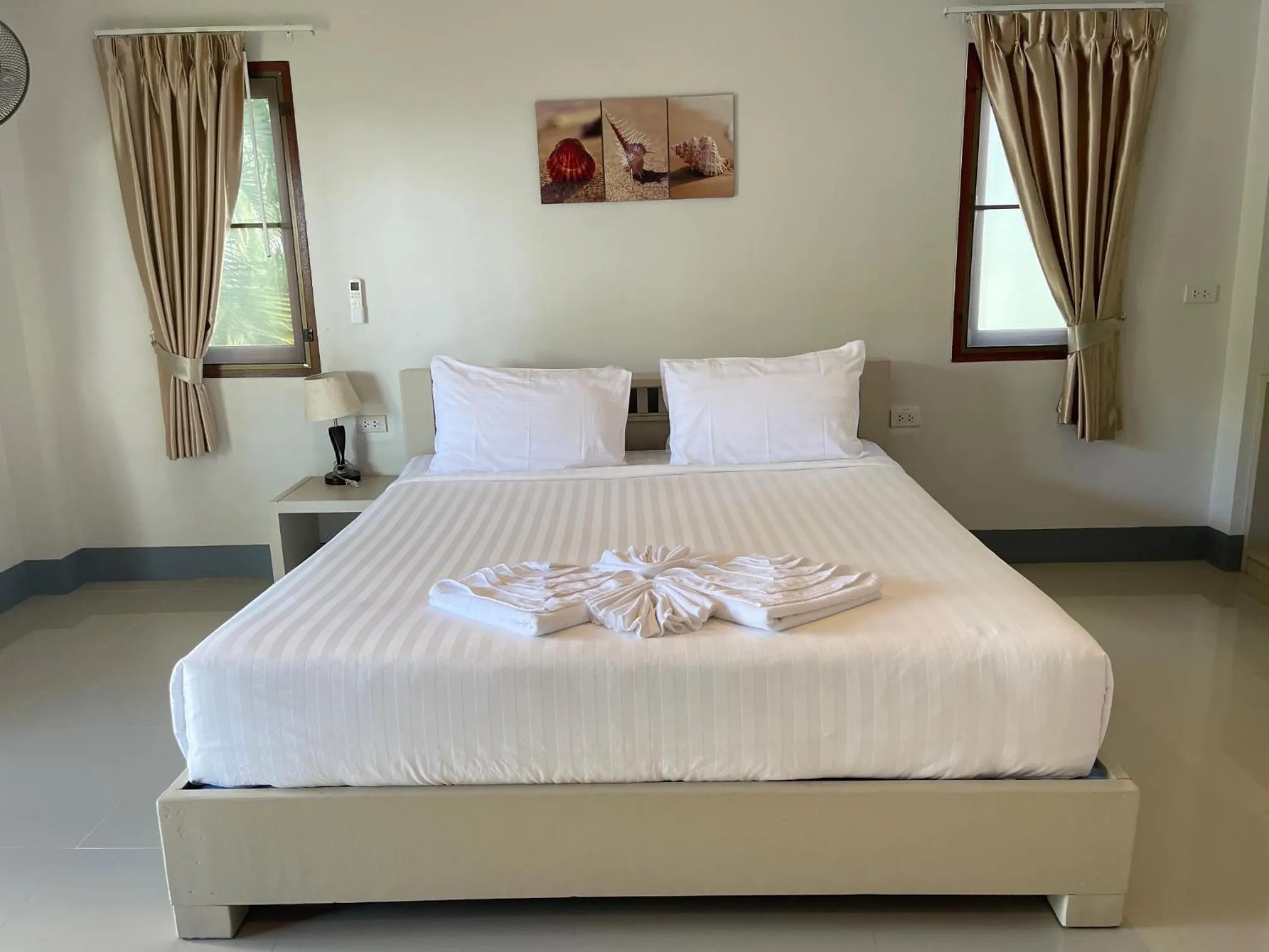 Bedroom, Bed in Breeze Bay Villa