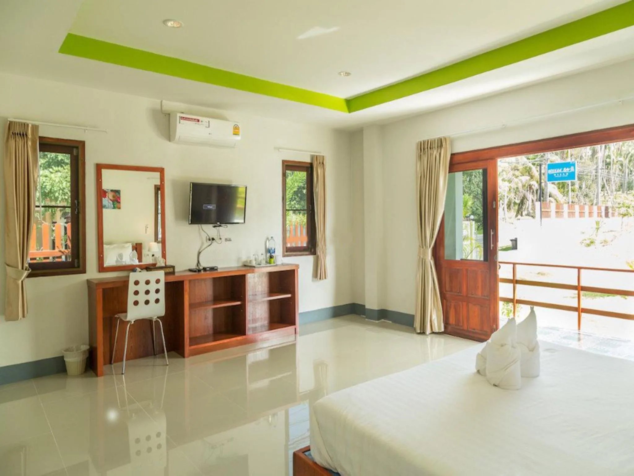 TV and multimedia, Bed in Breeze Bay Villa