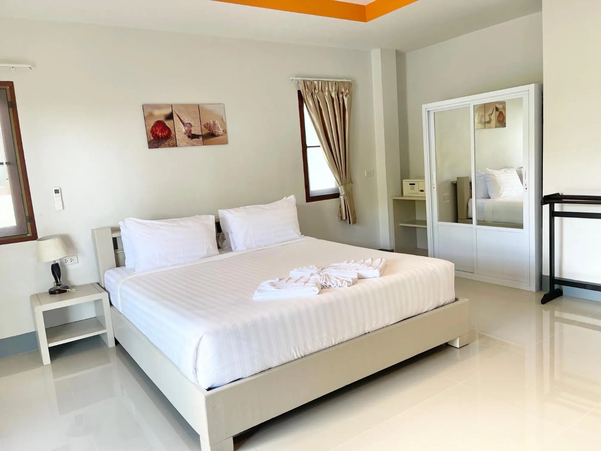 Bedroom, Bed in Breeze Bay Villa