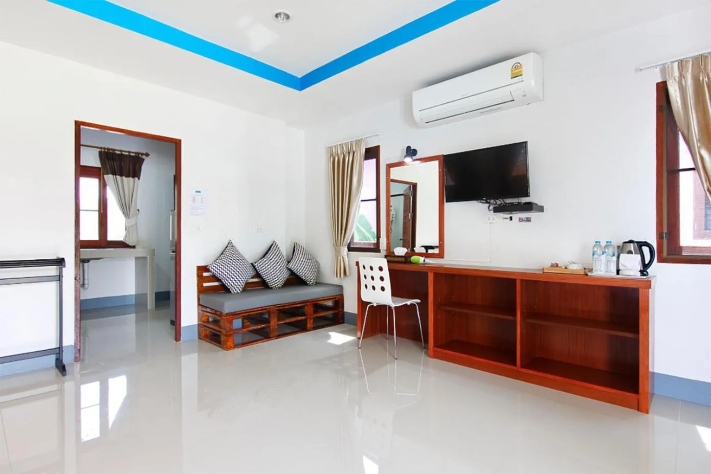 Communal lounge/ TV room in Breeze Bay Villa