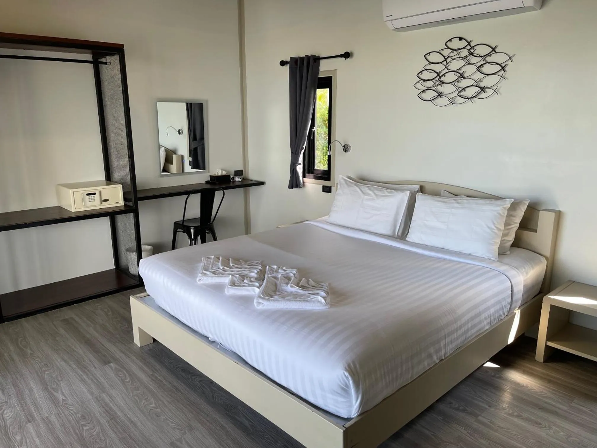 Bedroom, Bed in Breeze Bay Villa