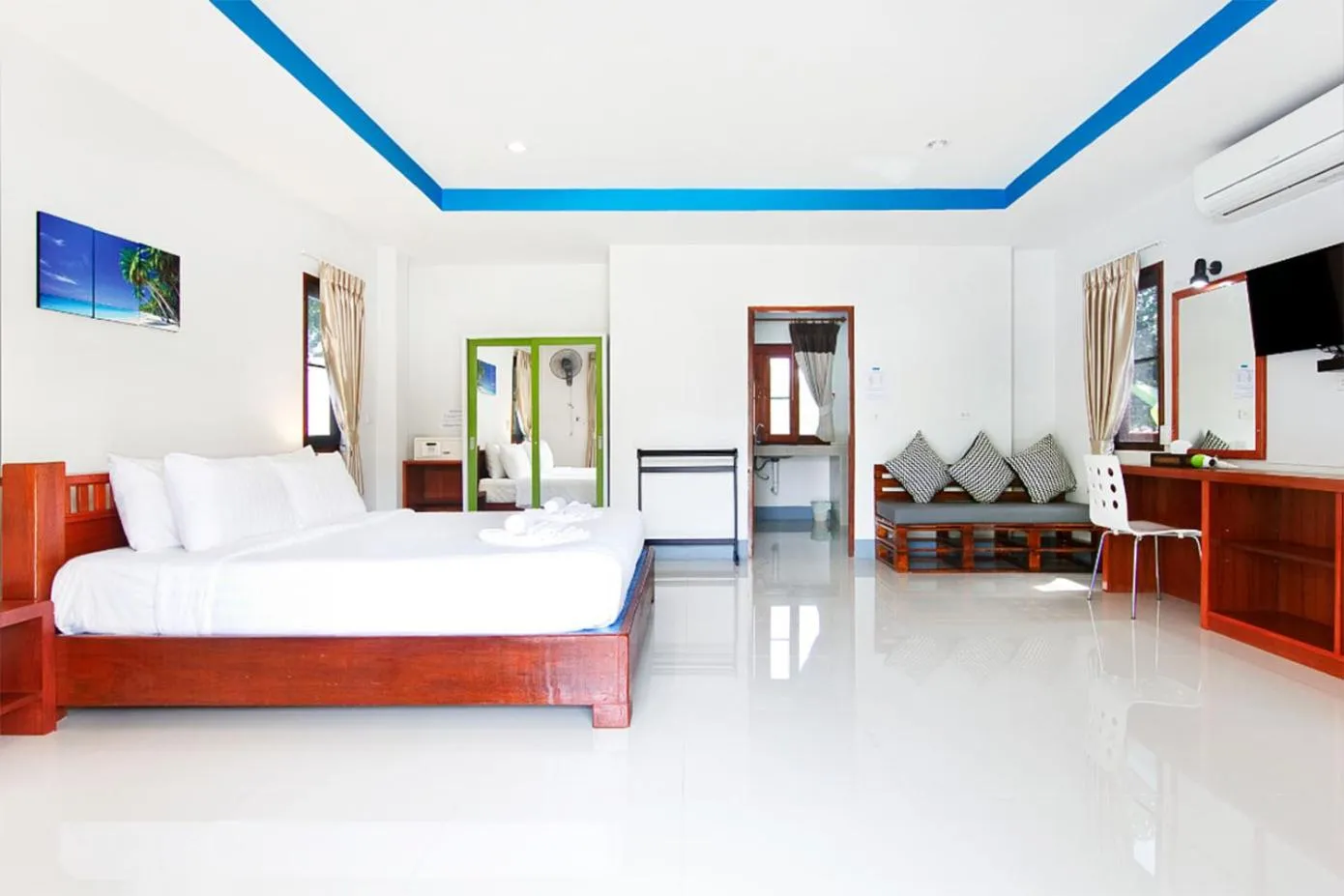 Photo of the whole room, Bed in Breeze Bay Villa