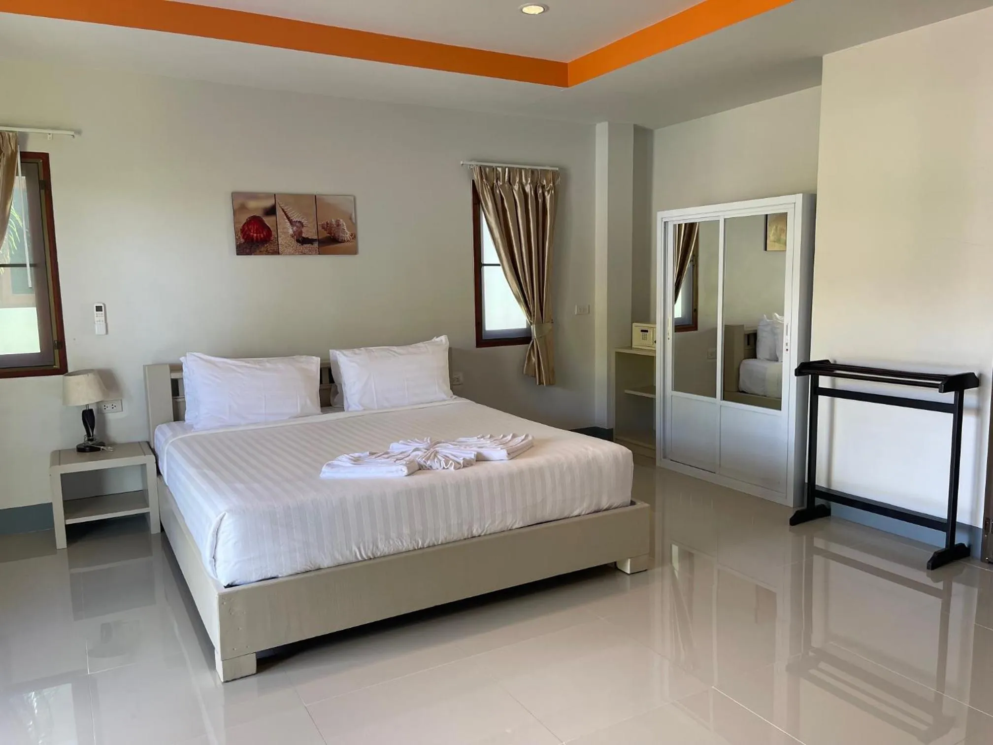 Bedroom, Bed in Breeze Bay Villa