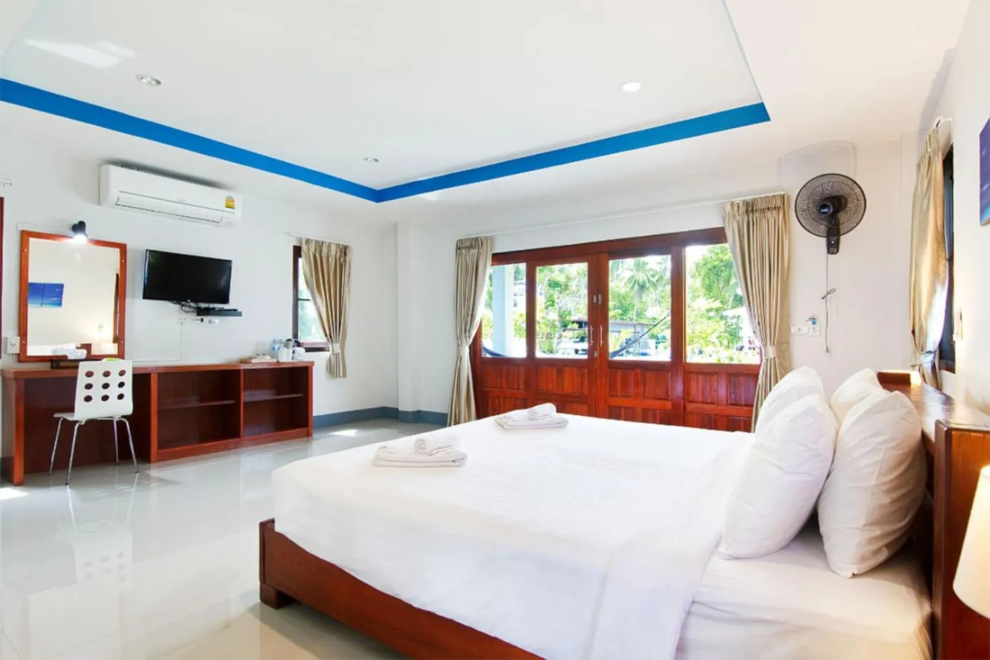 Photo of the whole room, Bed in Breeze Bay Villa