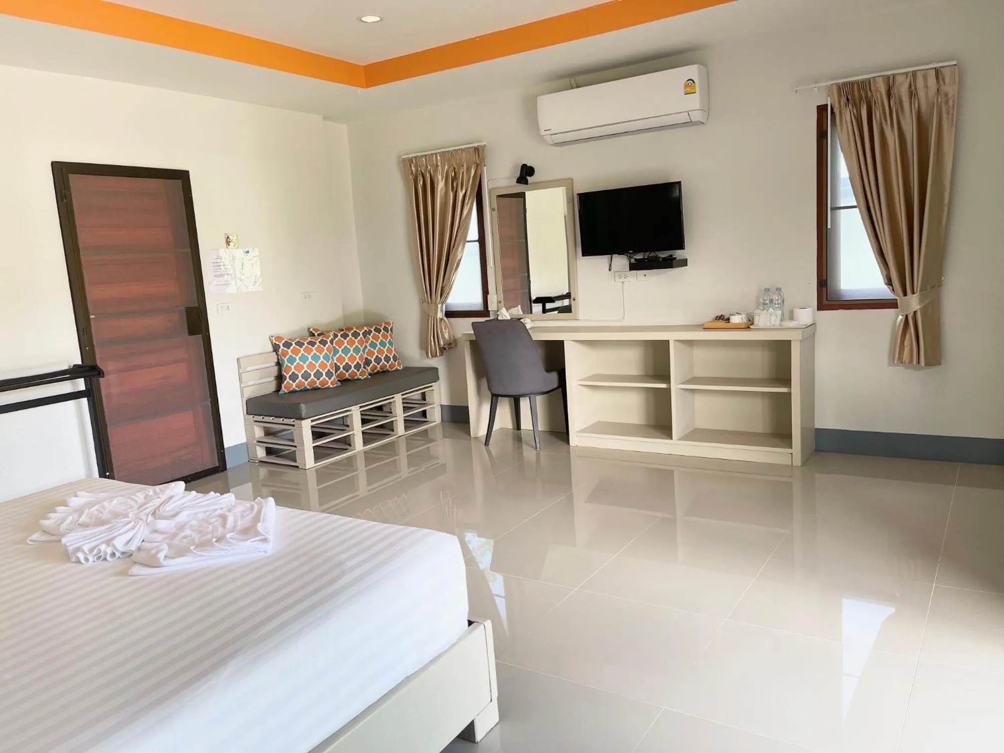 Bedroom, Bed in Breeze Bay Villa