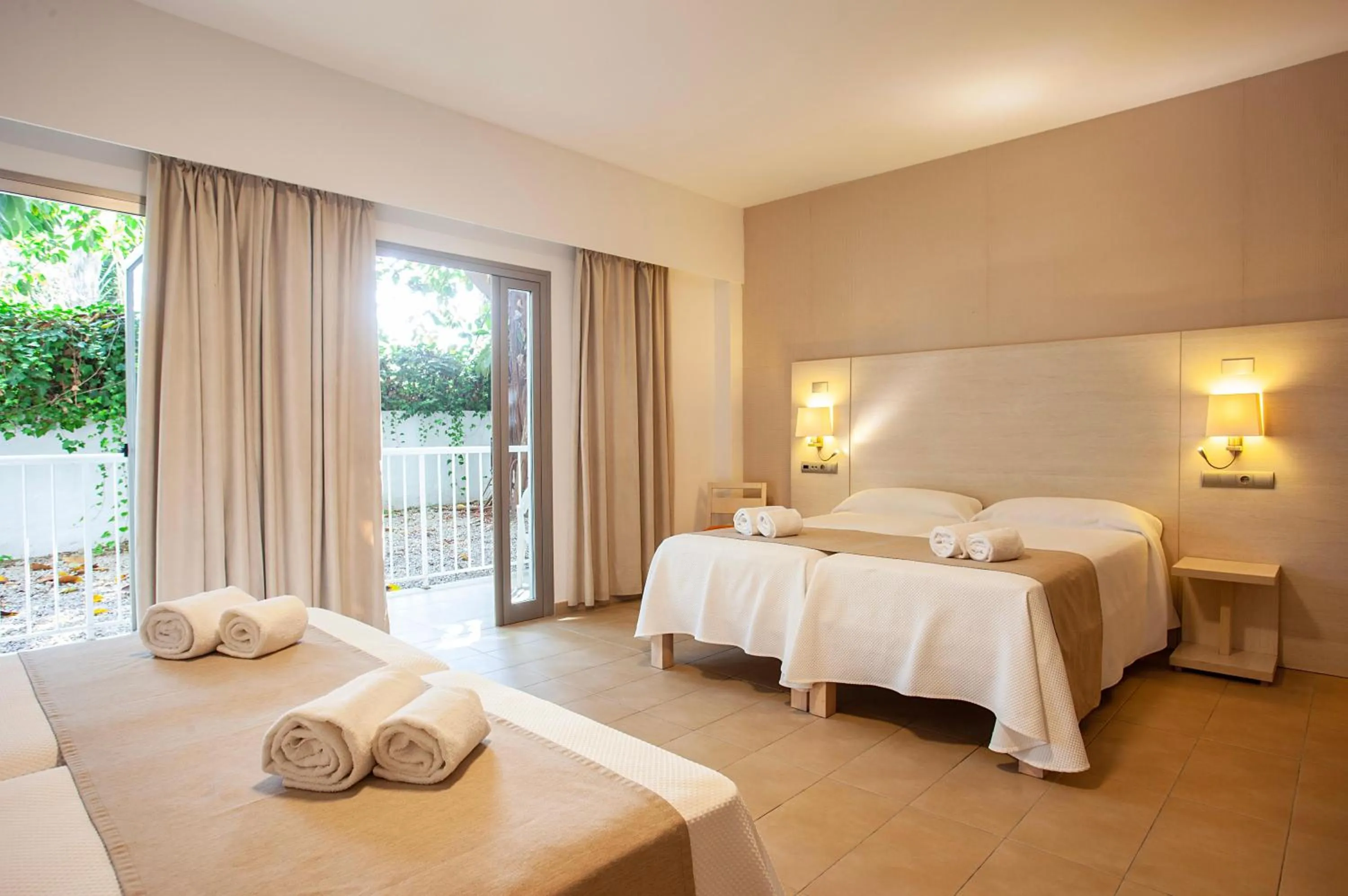 Photo of the whole room, Bed in Hotel Puchet Ibiza