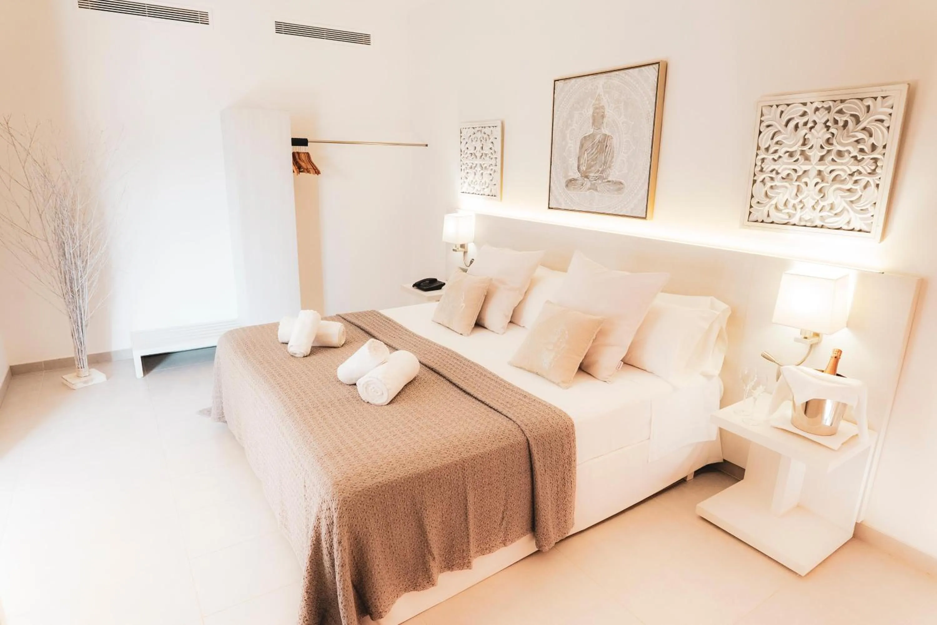 Photo of the whole room, Bed in Hotel Puchet Ibiza