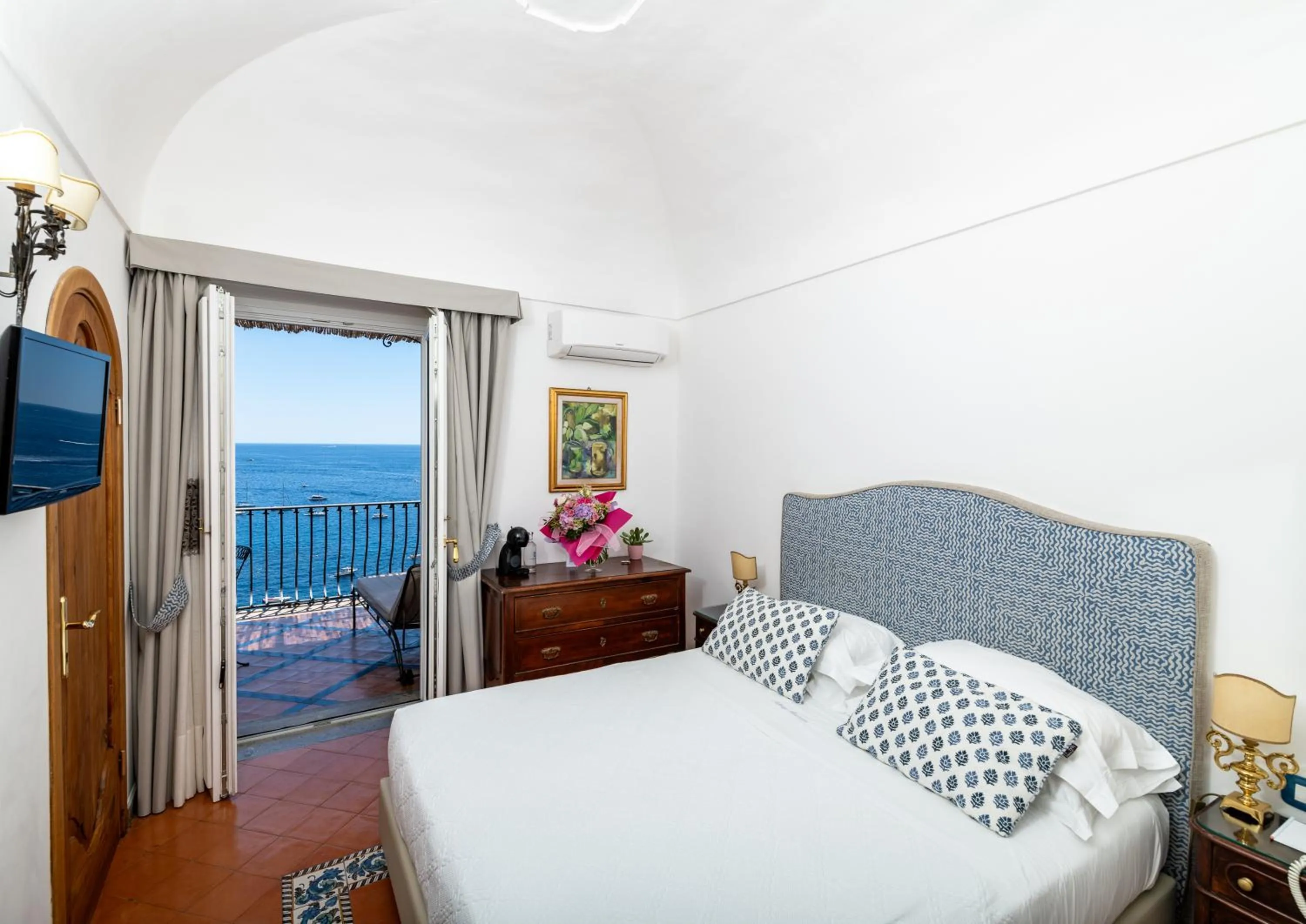 View (from property/room), Bed in Albergo Miramare Positano
