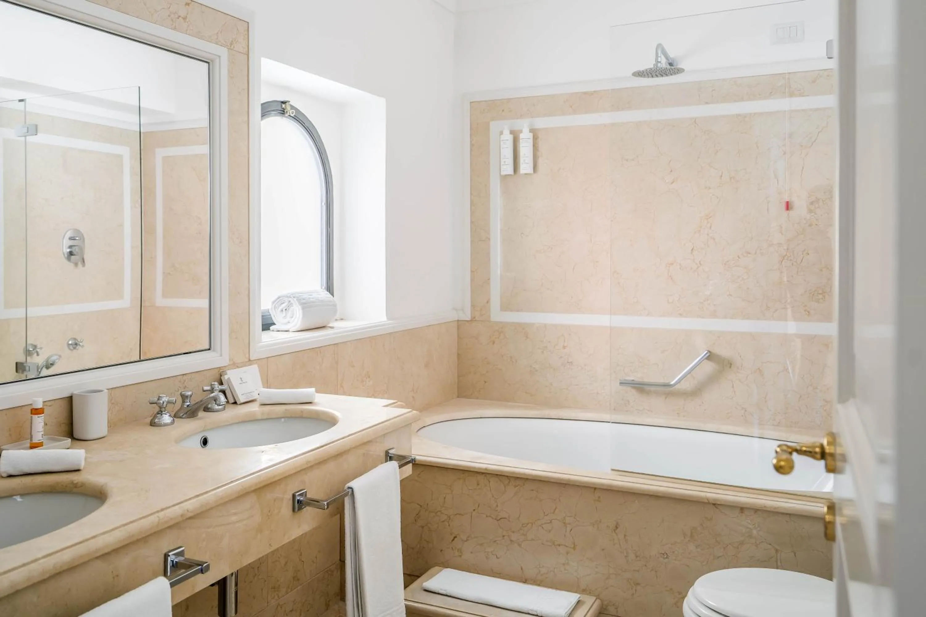 Bathroom in Albergo Miramare Positano