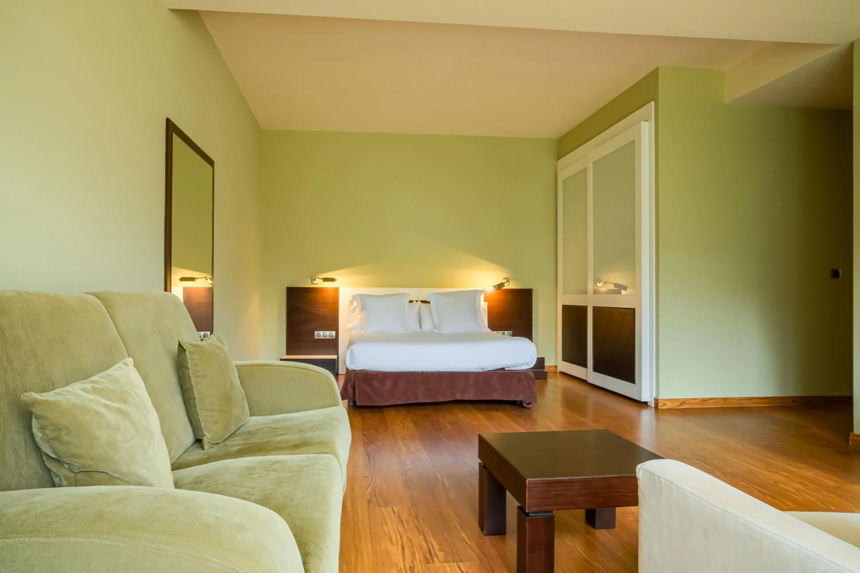 Photo of the whole room, Bed in Indiana Boutique Hotel