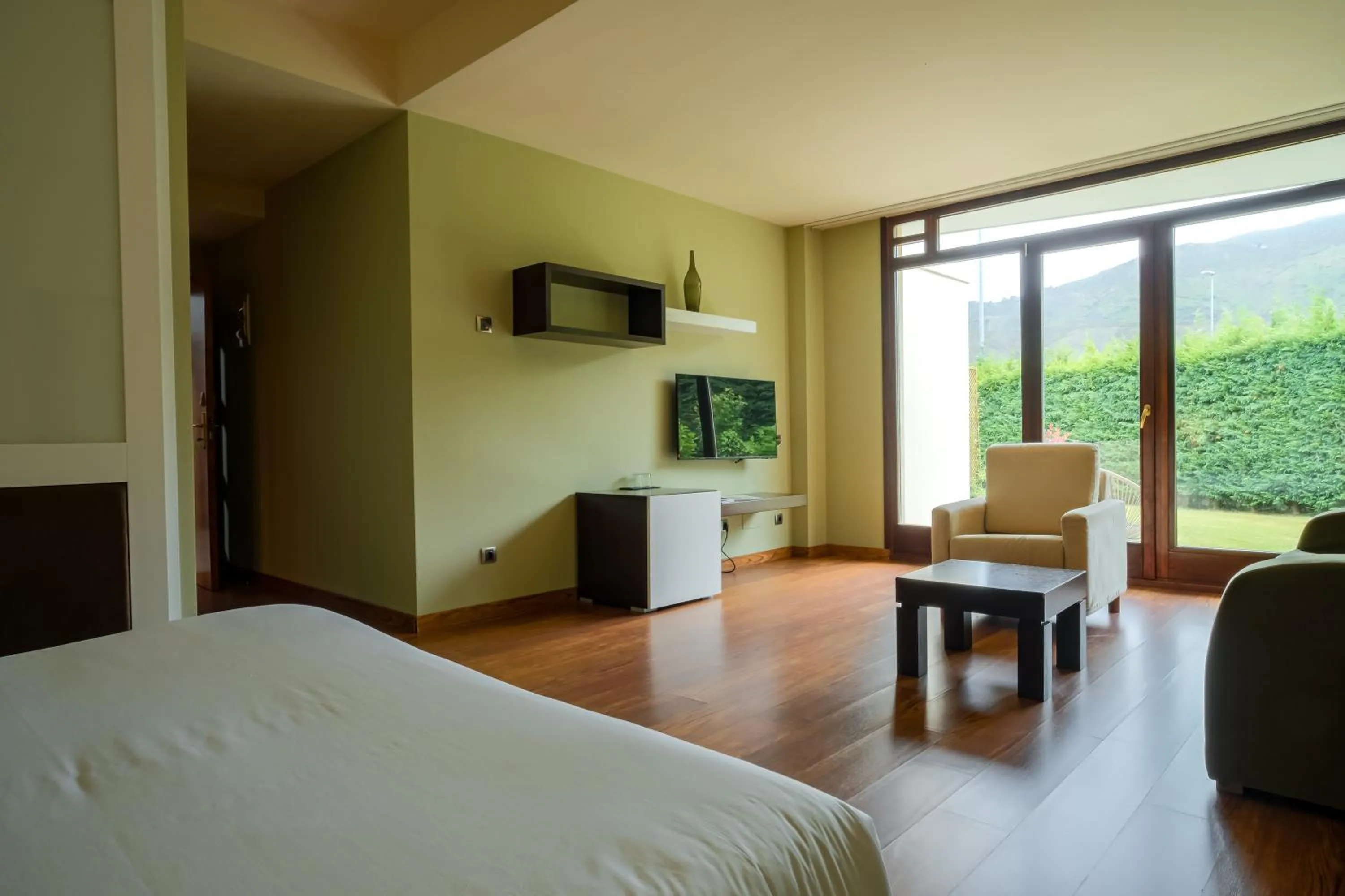 Photo of the whole room, Bed in Indiana Boutique Hotel