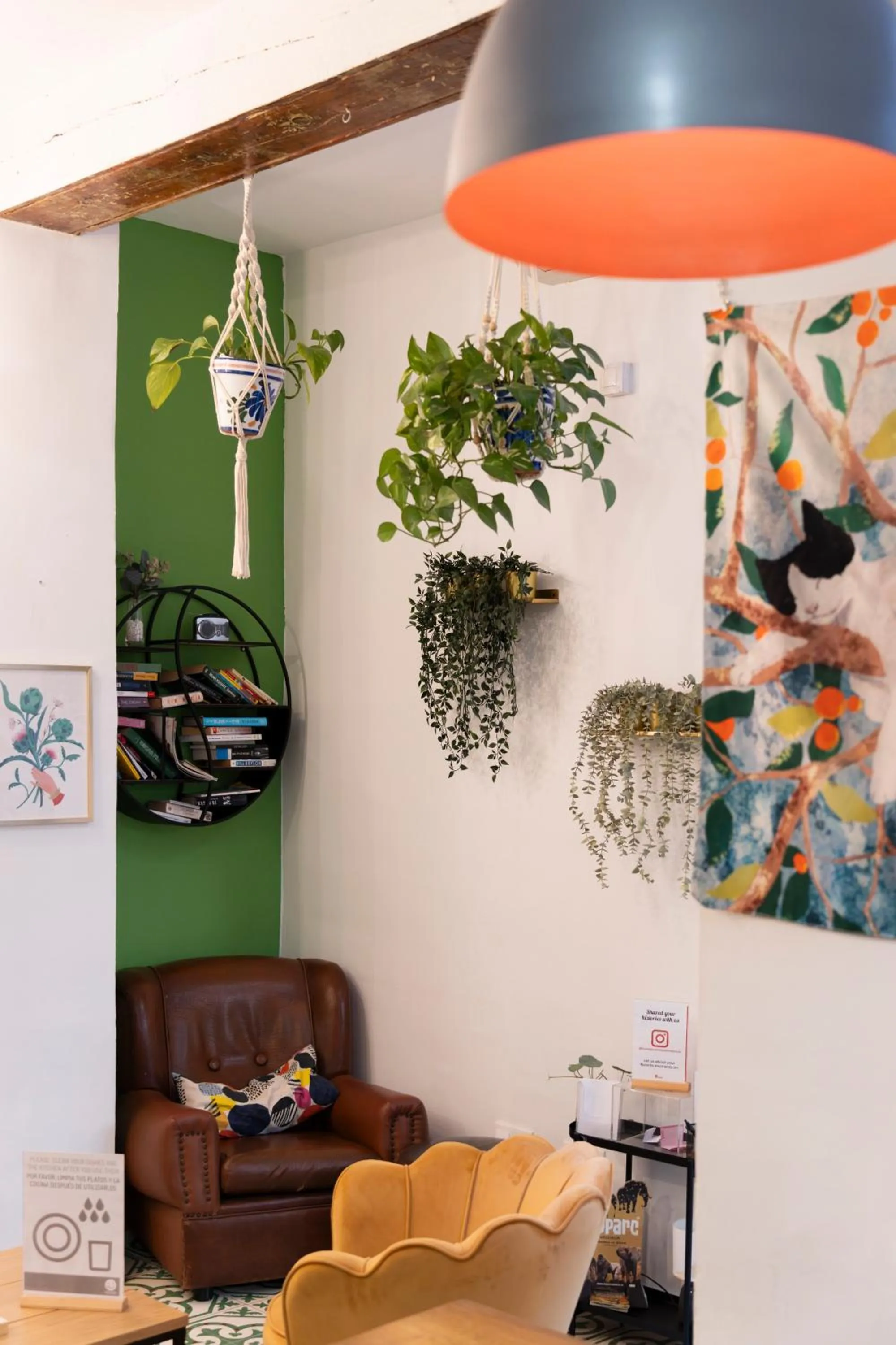 Living room in Home Youth Hostel by Feetup Hostels