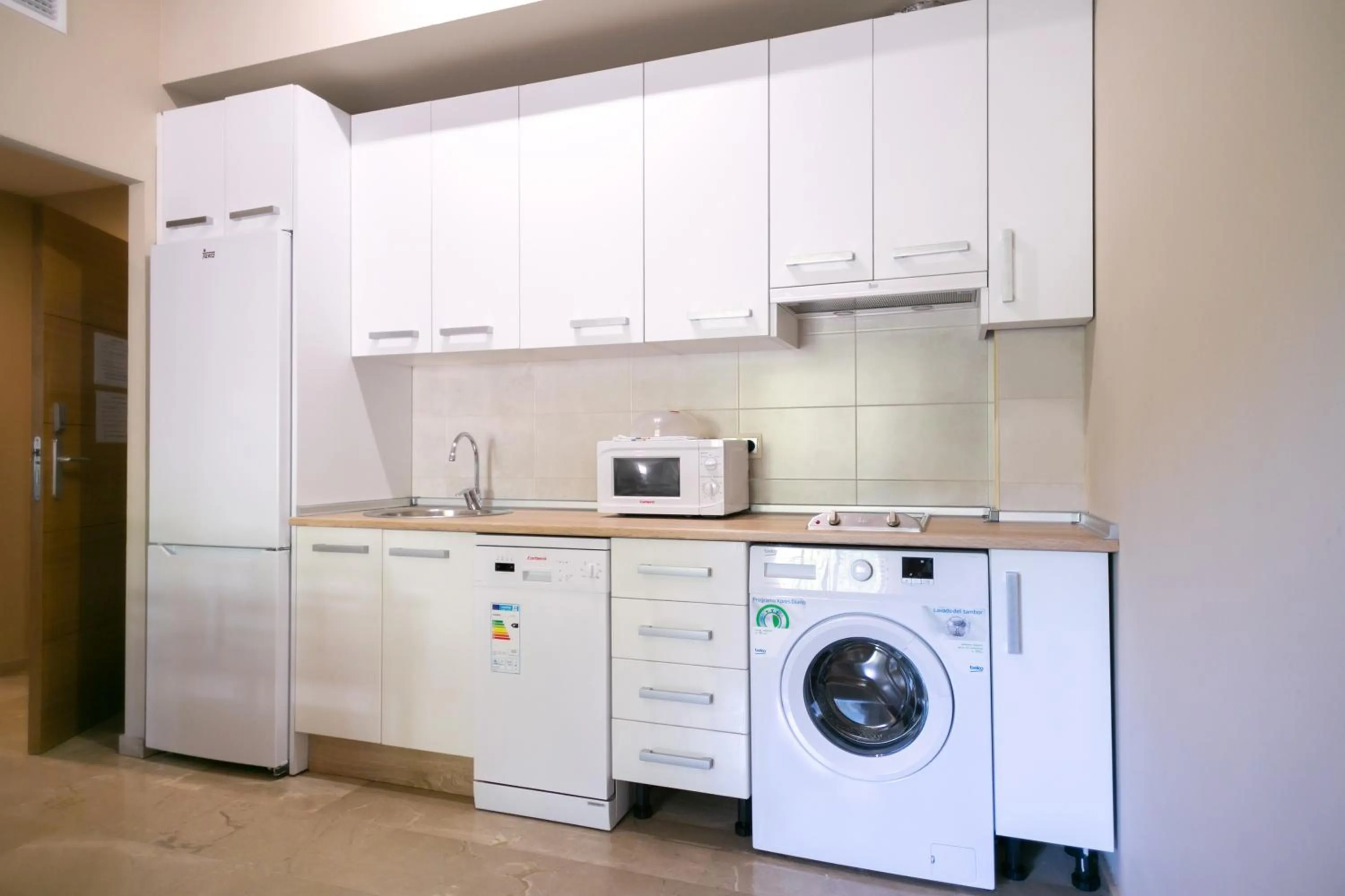 Communal kitchen in Apartamentos Turísticos La Castilleja