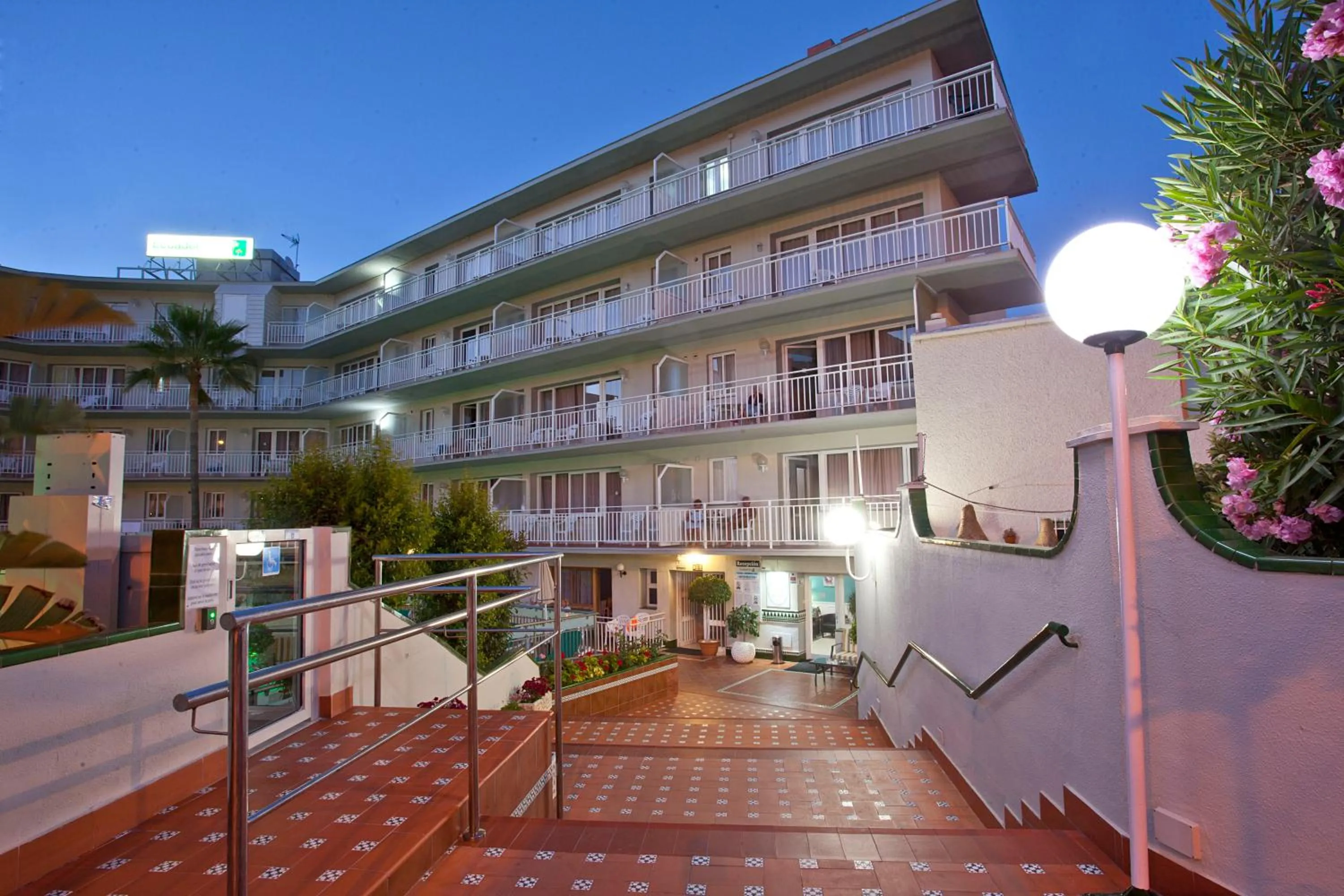 Facade/entrance in Apartamentos Ecuador Park