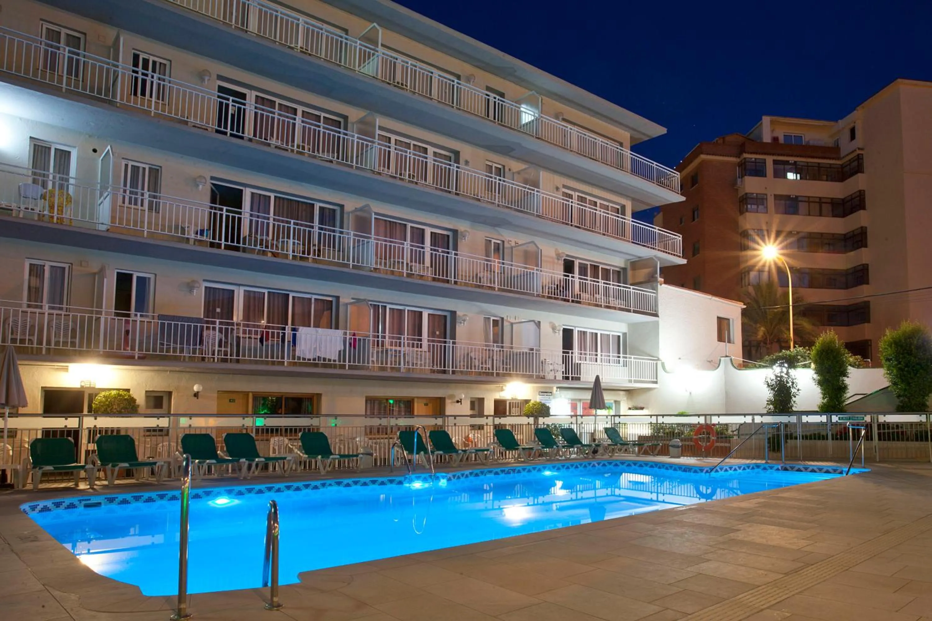 Swimming pool in Apartamentos Ecuador Park