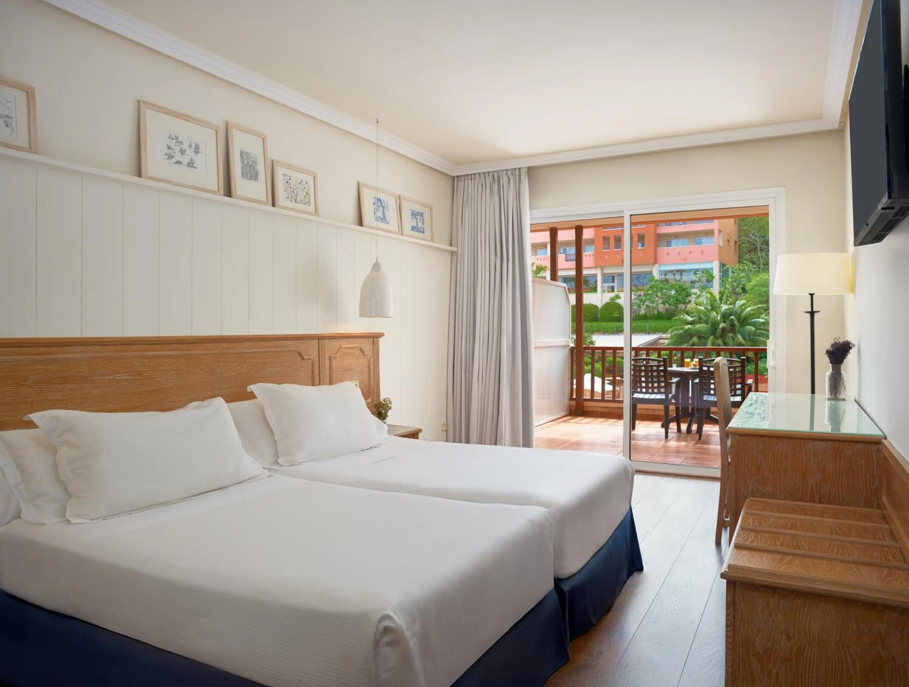 Photo of the whole room, Bed in H10 Mediterranean Village