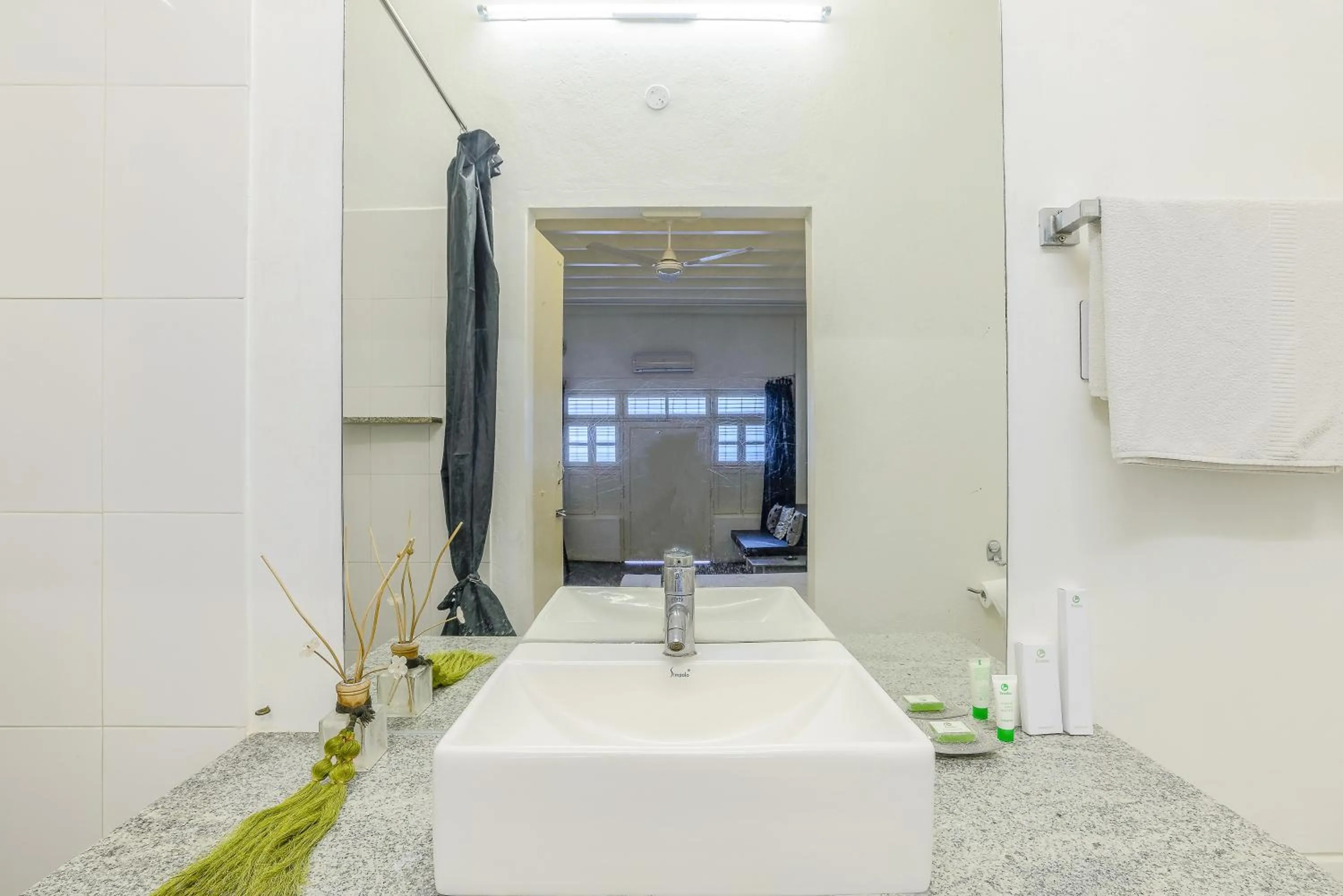 Bathroom in Itsy Hotels Red Lotus Heritage, Promenade Beach