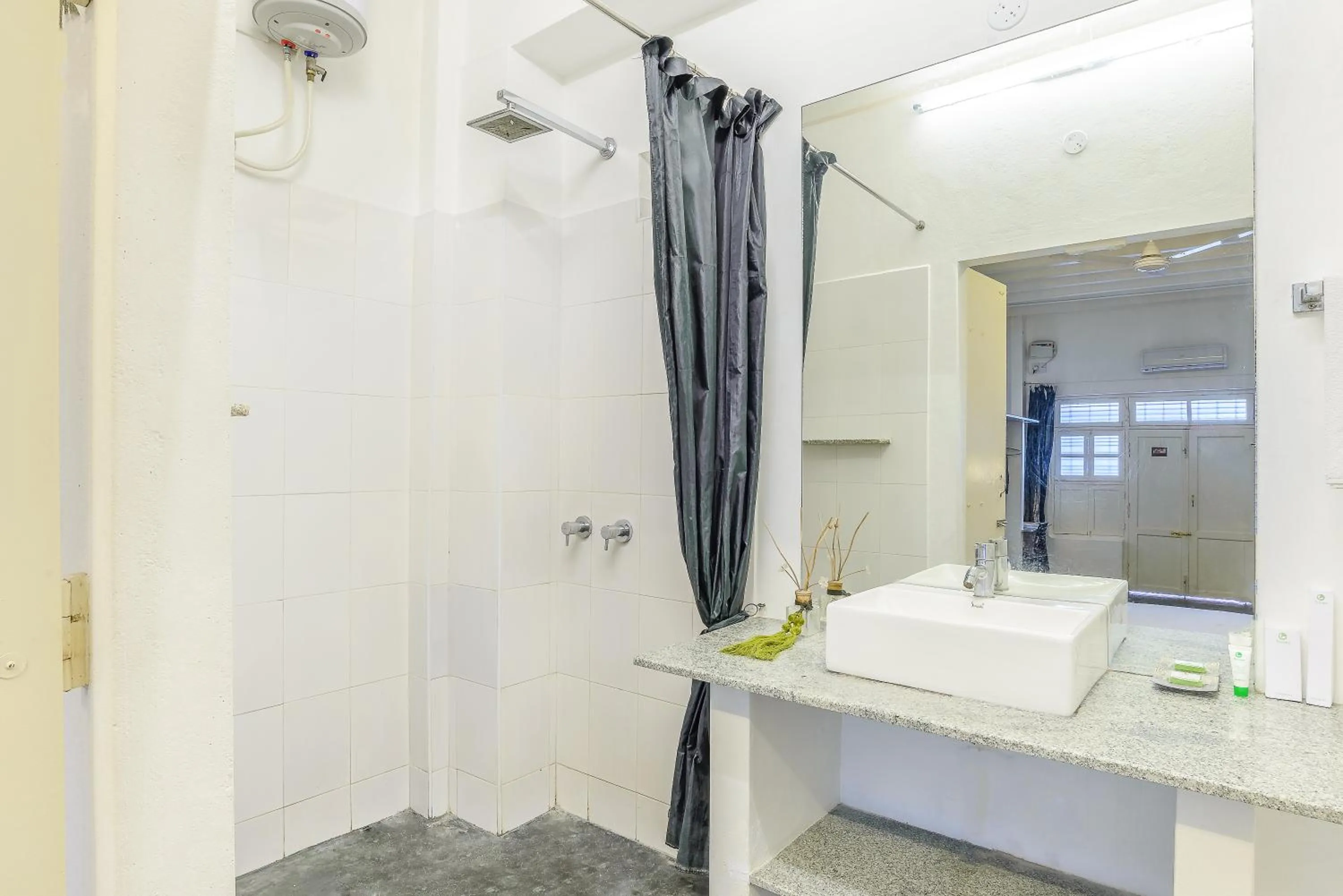 Bathroom in Itsy Hotels Red Lotus Heritage, Promenade Beach