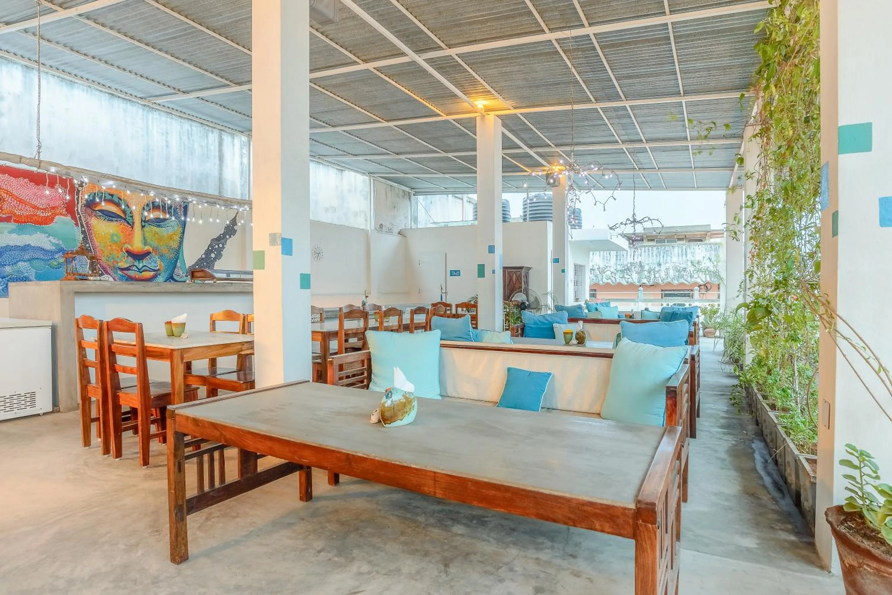 Restaurant/places to eat in Itsy Hotels Red Lotus Heritage, Promenade Beach