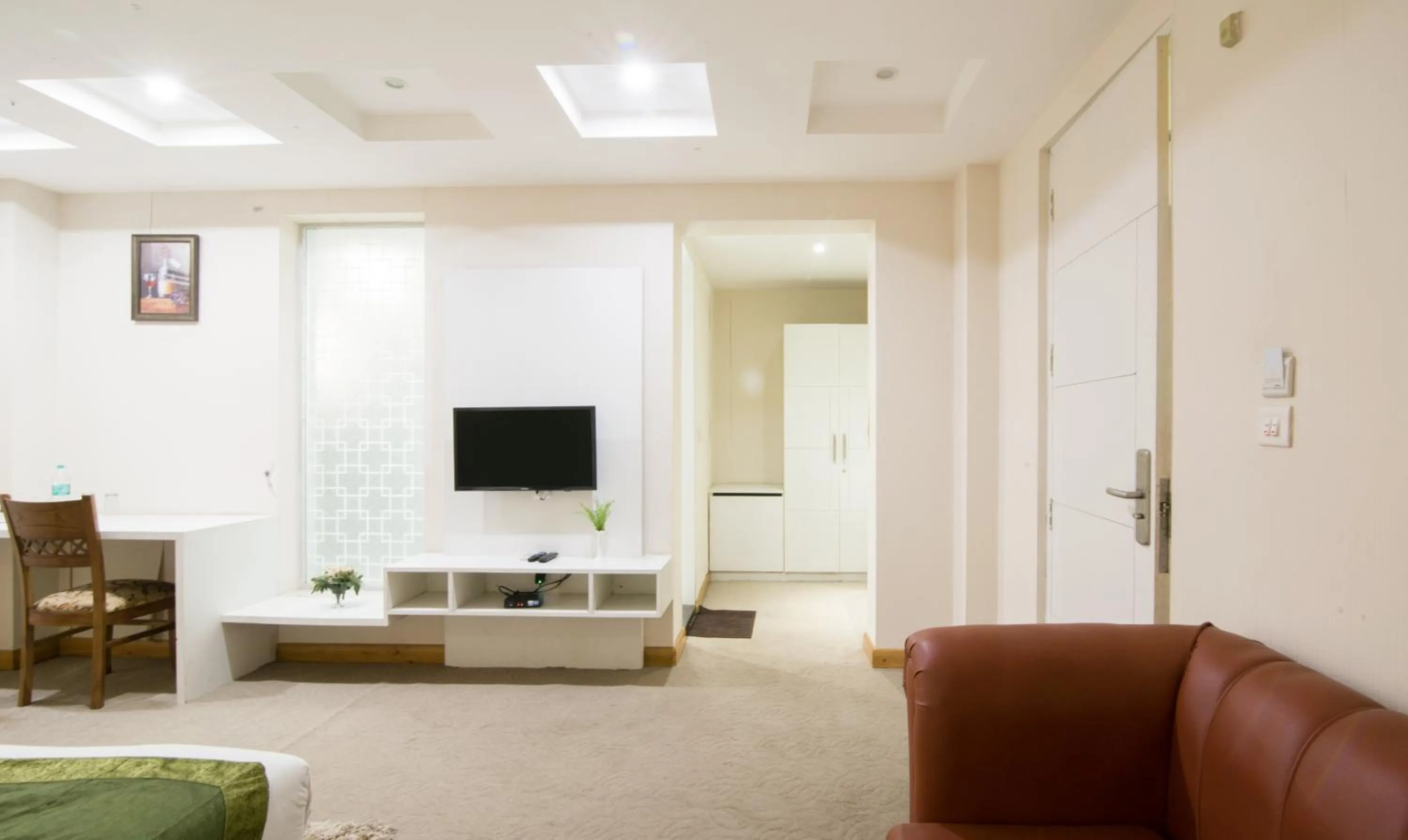 TV and multimedia in Treebo House Inn