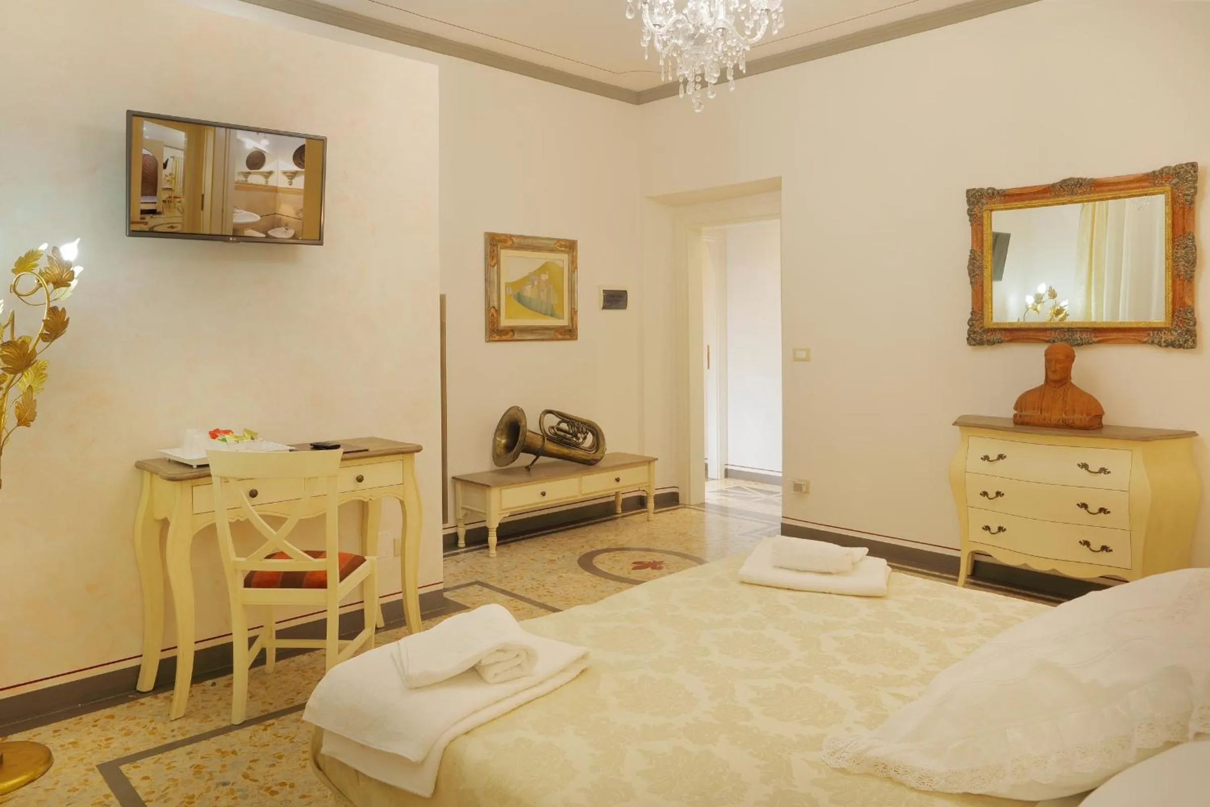 Bed in Palazzo Mari suite & rooms b&b