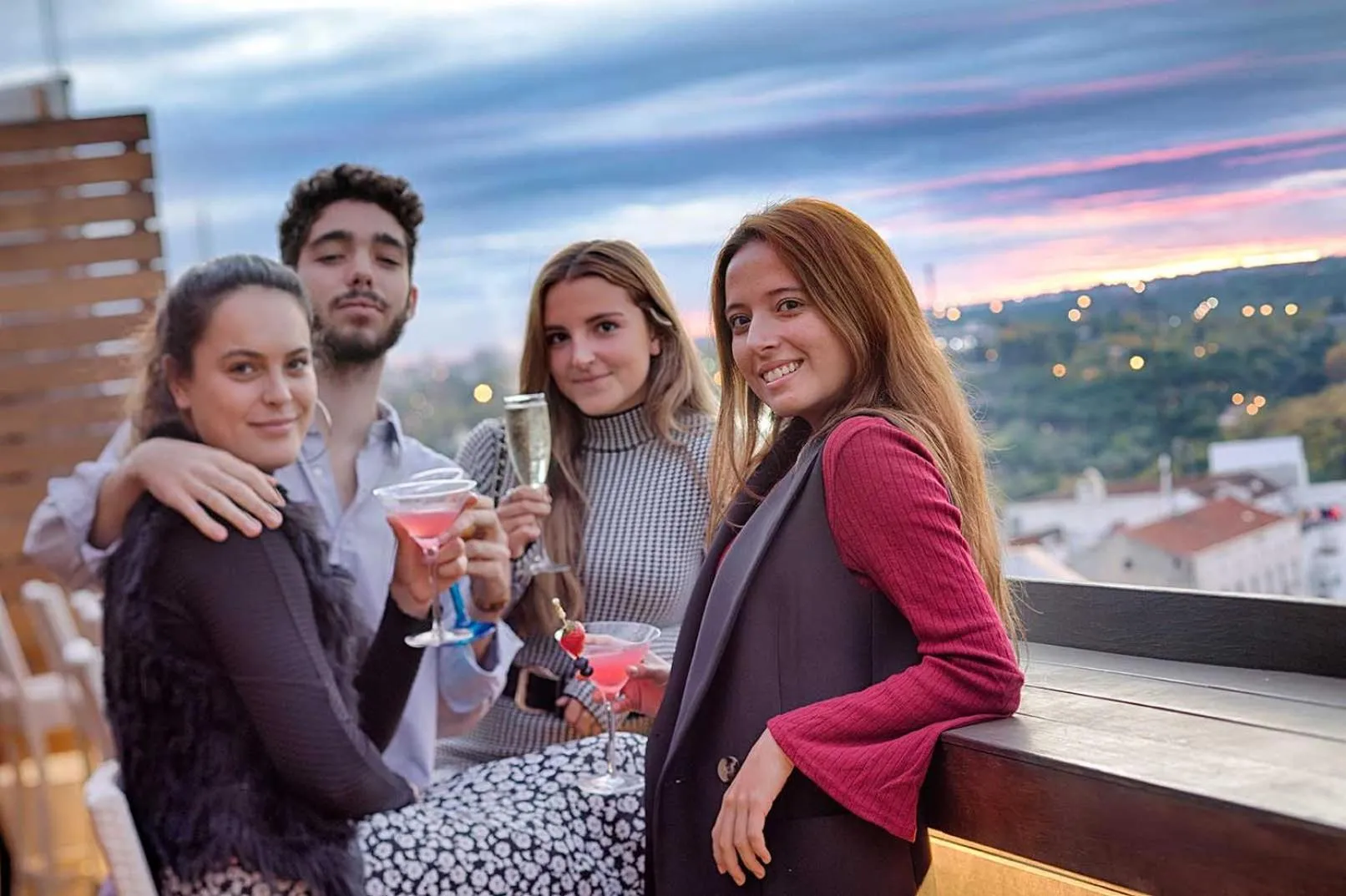 People in Apartosuites Jardines de Sabatini