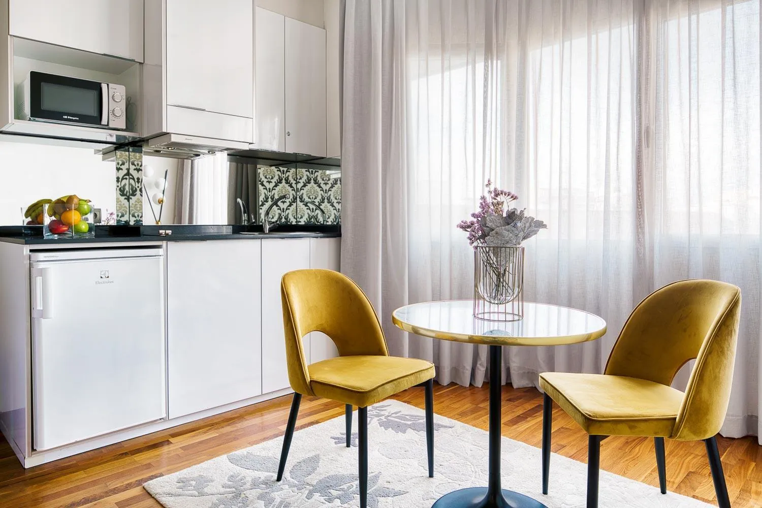 Kitchen or kitchenette in Apartosuites Jardines de Sabatini