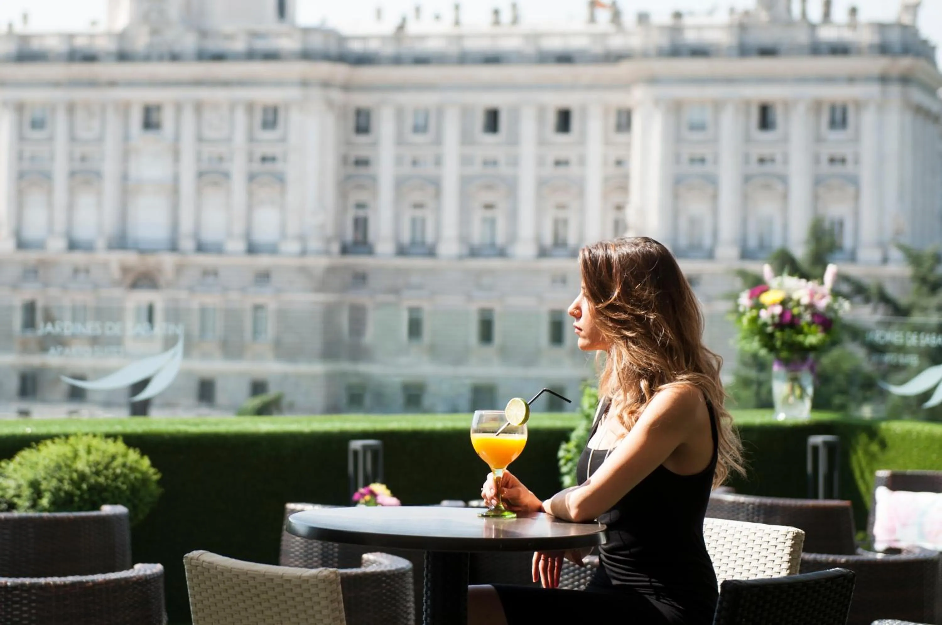 People in Apartosuites Jardines de Sabatini