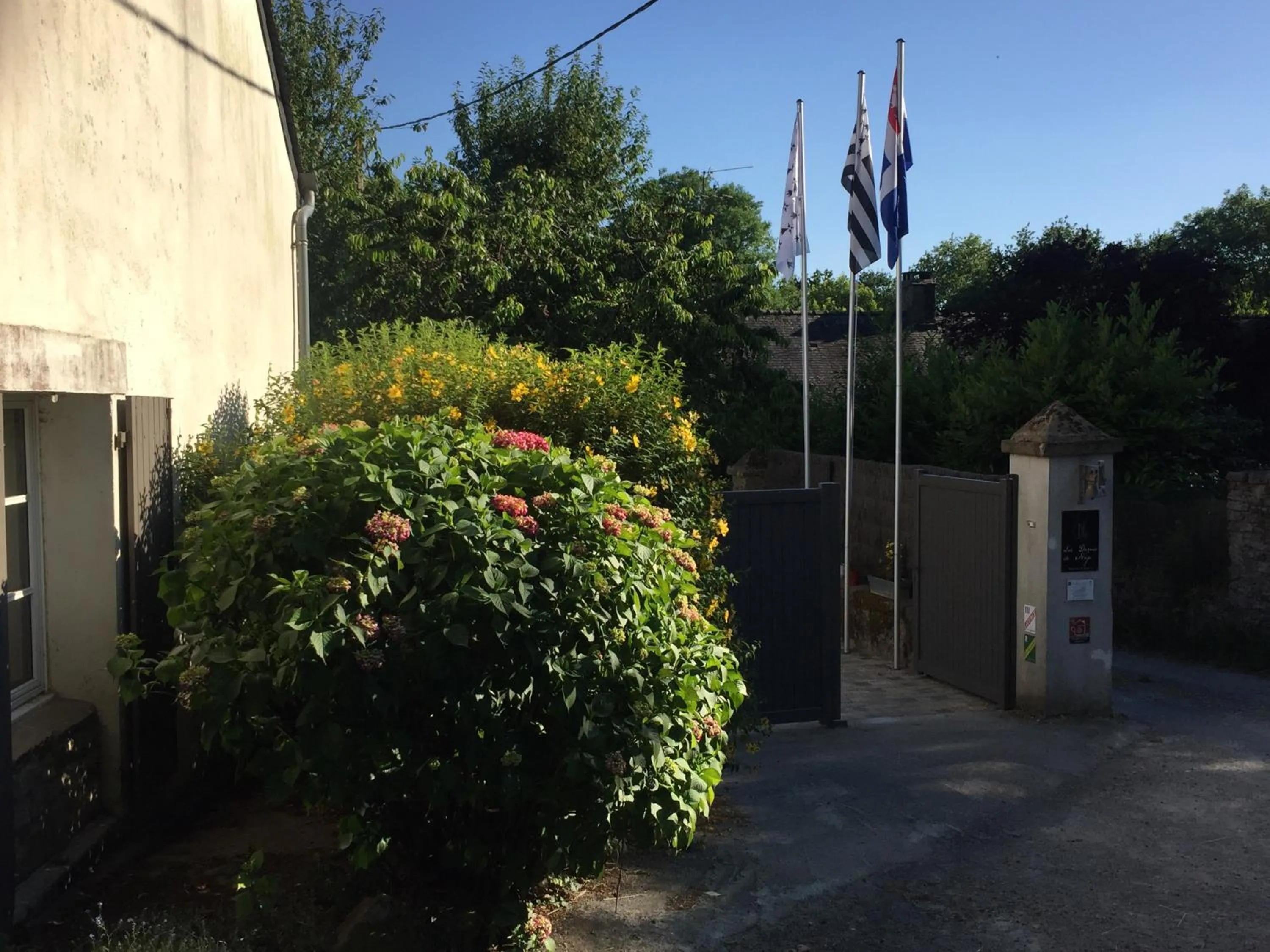 Facade/entrance in Les Dames de Nage