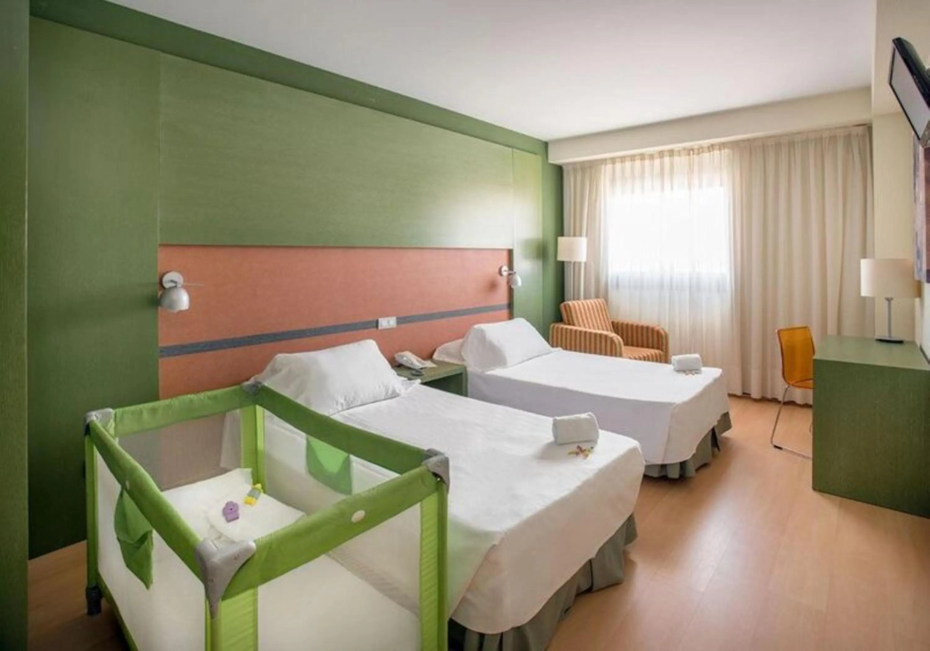 cot, Bed in Hotel Naval Sestao