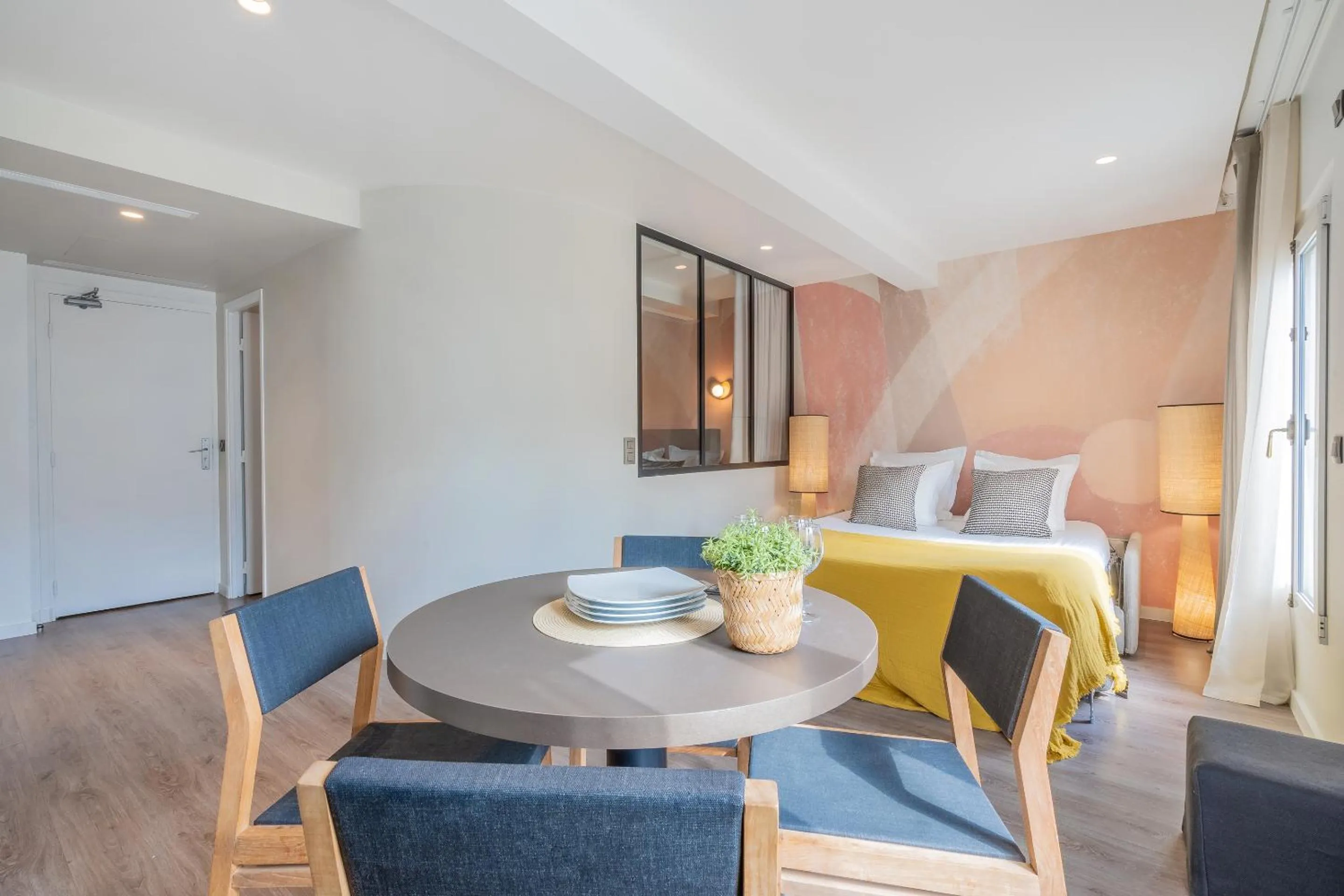 Living room, Bed in Yuna Les Halles - Serviced Apartments